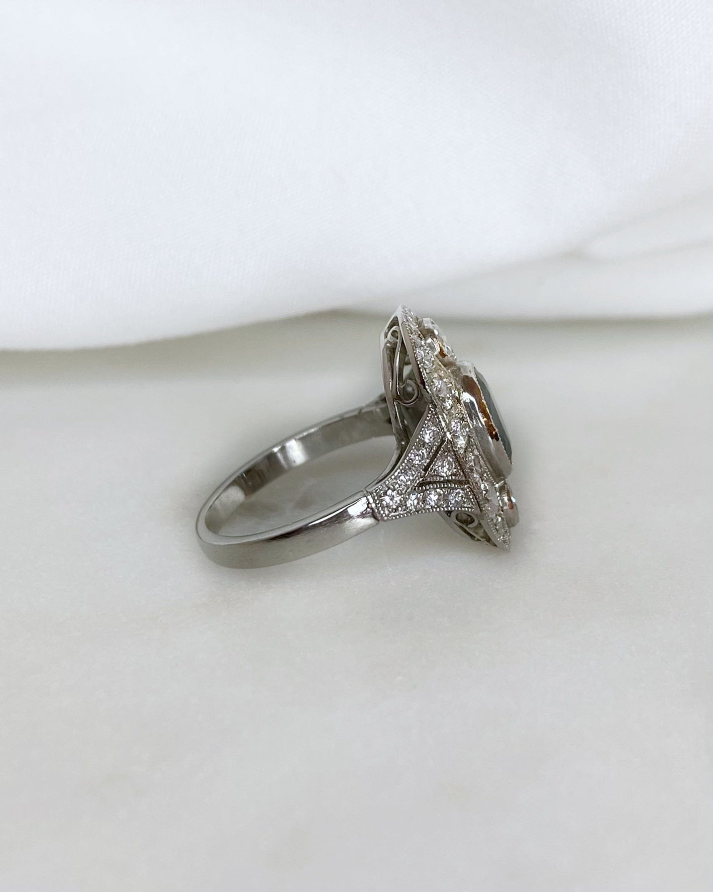 Bague Art - déco Saphir 1.17 carat &amp; Diamants "Lyrisia" - Elliade Paris