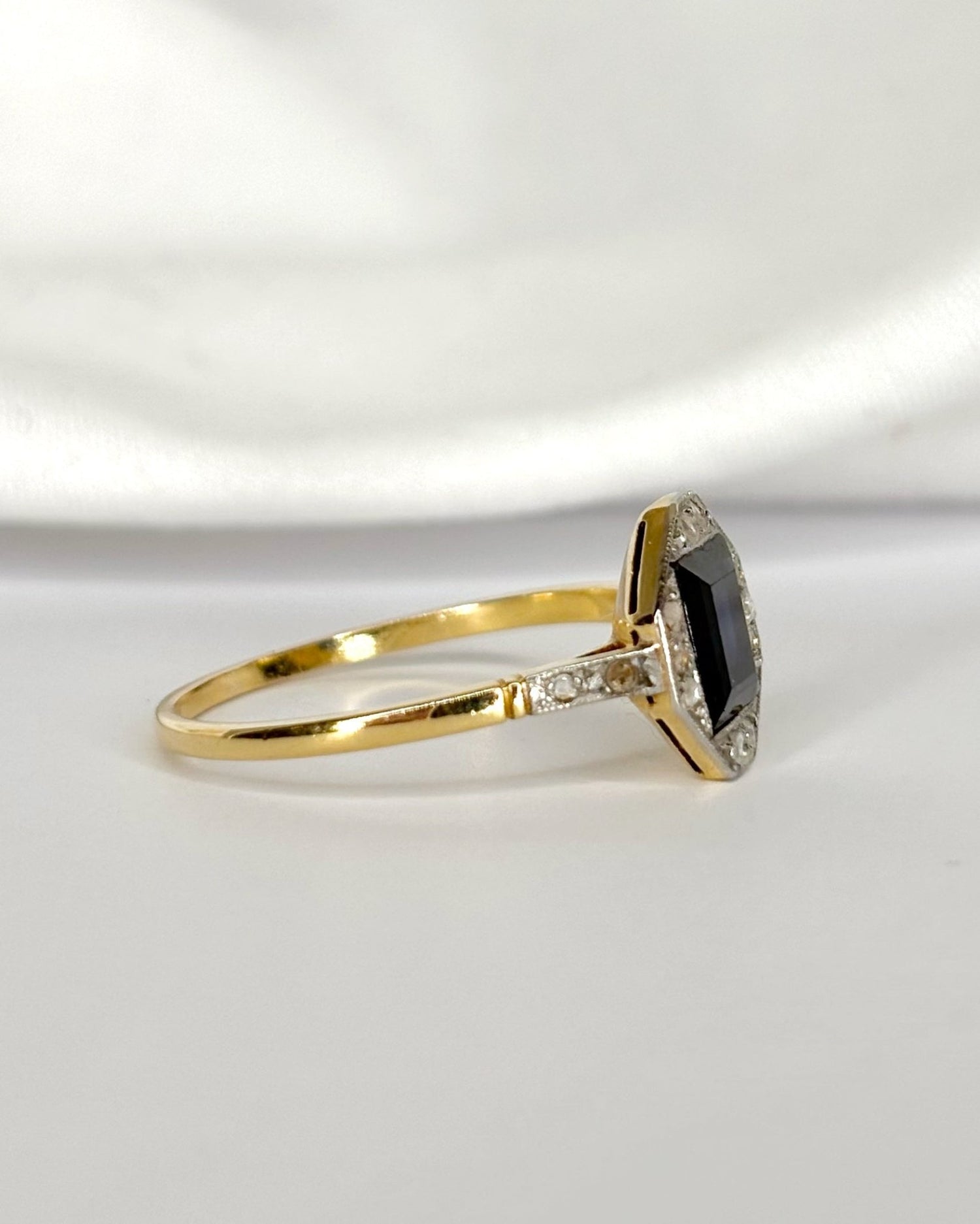 Bague Art Déco Saphir 1.45 carat &amp; Diamants "Vincianne" - Elliade Paris