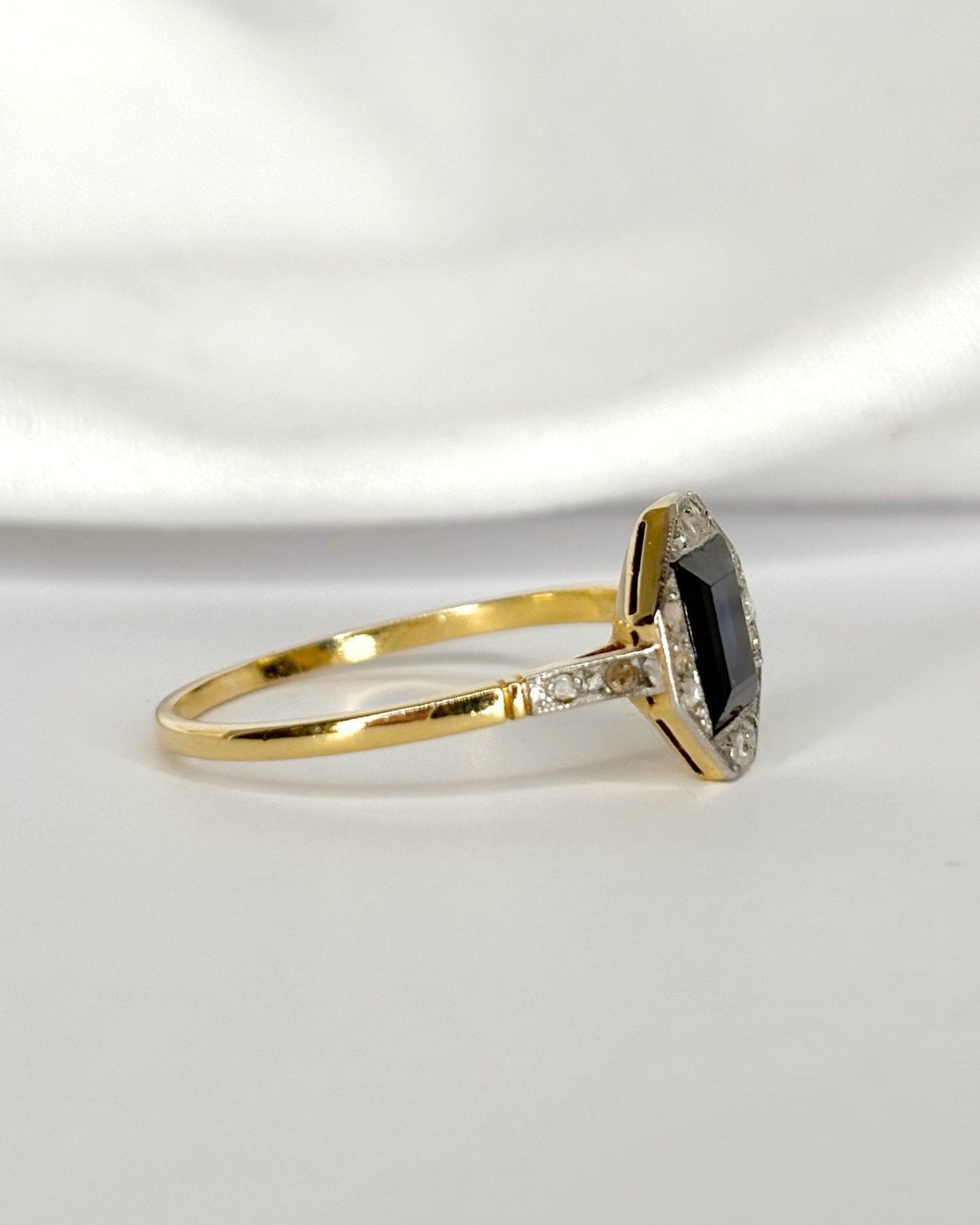 Bague Art Déco Saphir 1.45 carat &amp; Diamants "Vincianne" - Elliade Paris