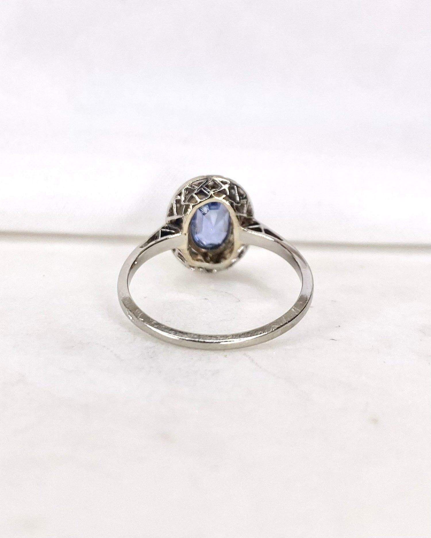 Bague Art Déco Saphir 1.6 carat &amp; 18 Diamants &quot;Nathalia&quot; - Elliade Paris