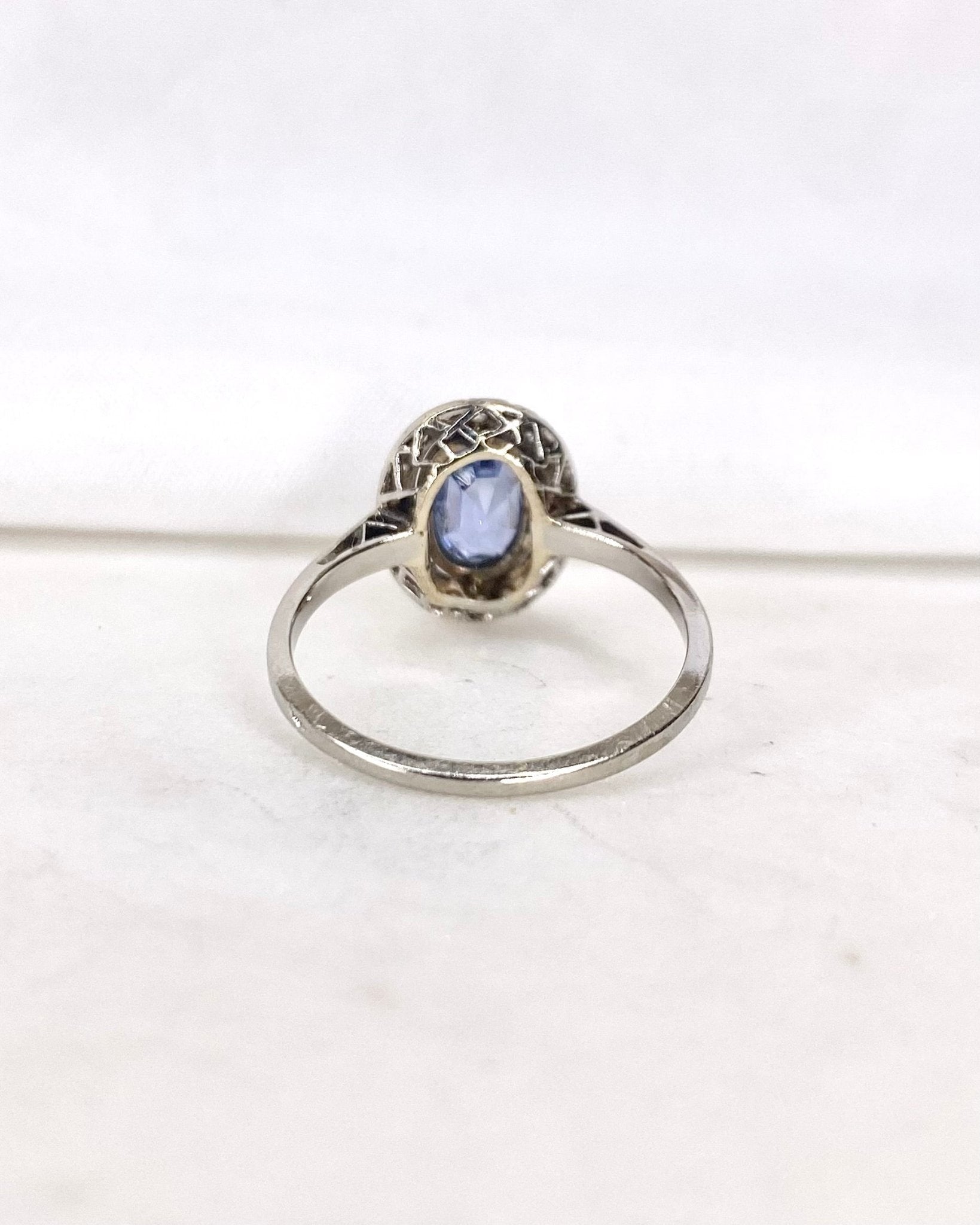 Bague Art Déco Saphir 1.6 carat &amp; 18 Diamants &quot;Nathalia&quot; - Elliade Paris