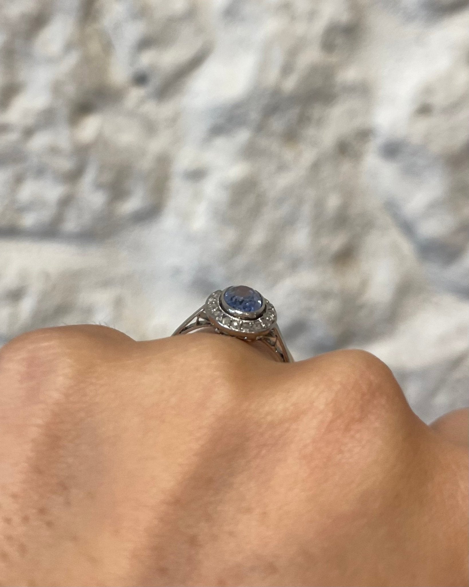 Bague Art Déco Saphir 1.6 carat &amp; 18 Diamants &quot;Nathalia&quot; - Elliade Paris