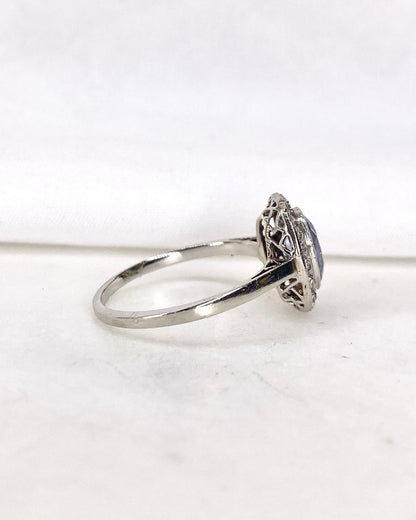 Bague Art Déco Saphir 1.6 carat &amp; 18 Diamants &quot;Nathalia&quot; - Elliade Paris