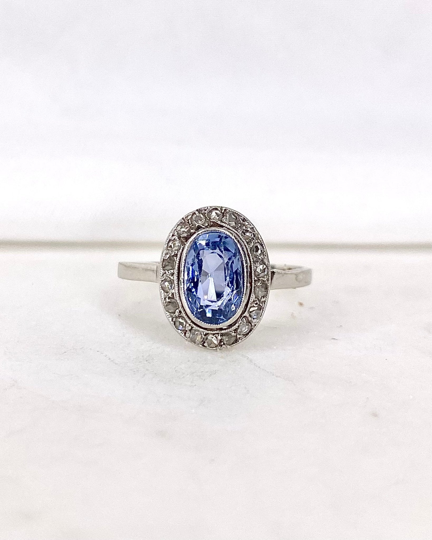 Bague Art Déco Saphir 1.6 carat &amp; 18 Diamants "Nathalia" - Elliade Paris