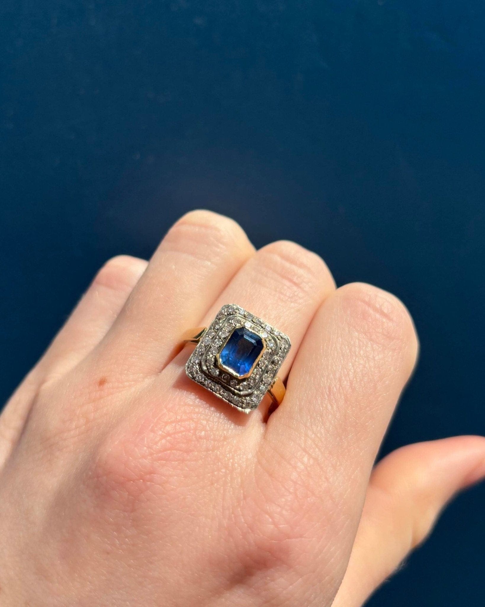 Bague Art - Déco Saphir 1.65 Carat &amp; 44 Diamants "Géraldine" - Elliade Paris