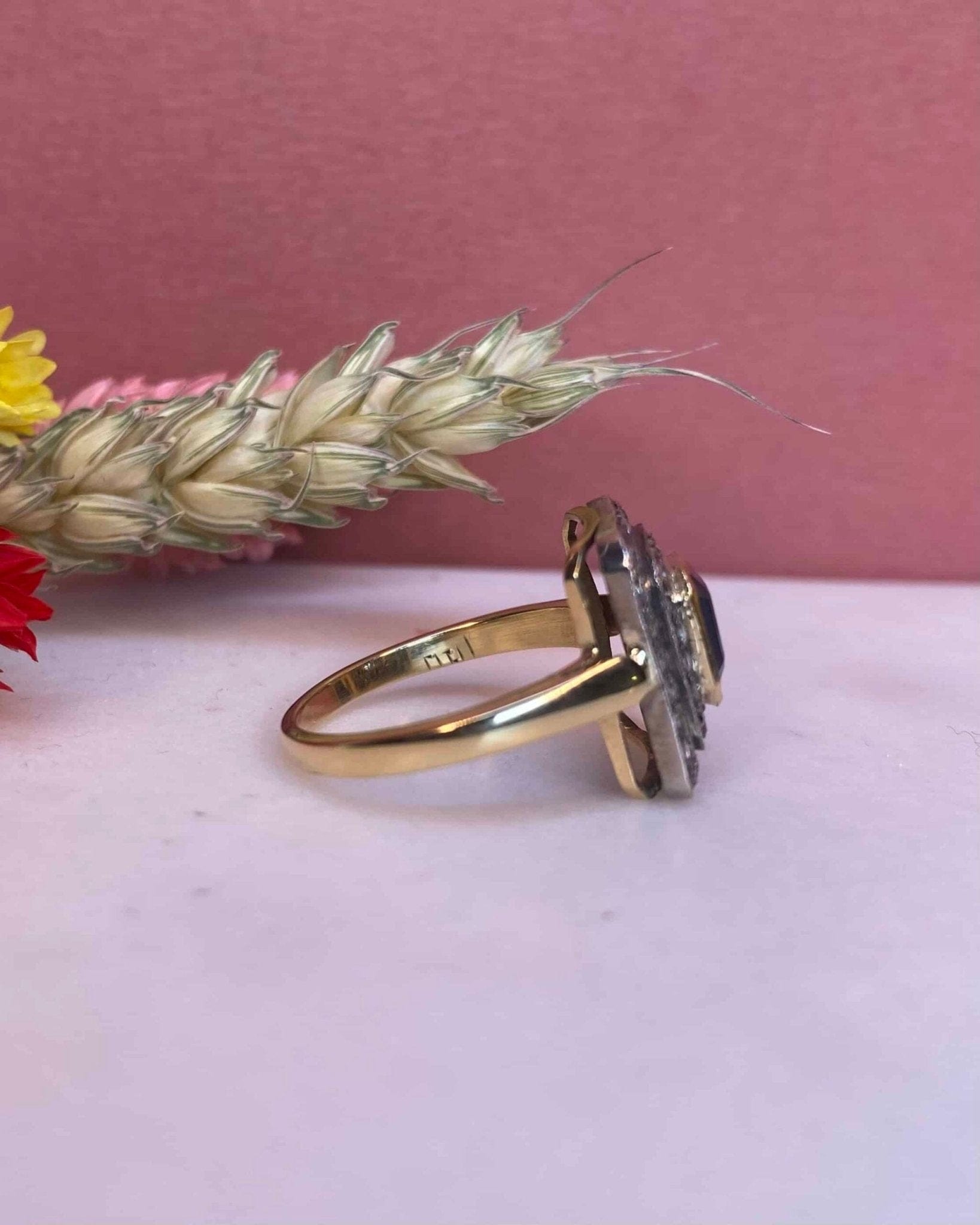Bague Art - Déco Saphir 1.65 Carat &amp; 44 Diamants "Géraldine" - Elliade Paris