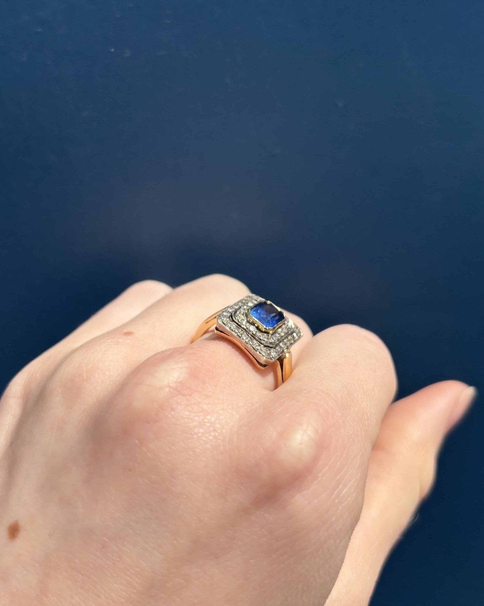 Bague Art - Déco Saphir 1.65 Carat &amp; 44 Diamants "Géraldine" - Elliade Paris