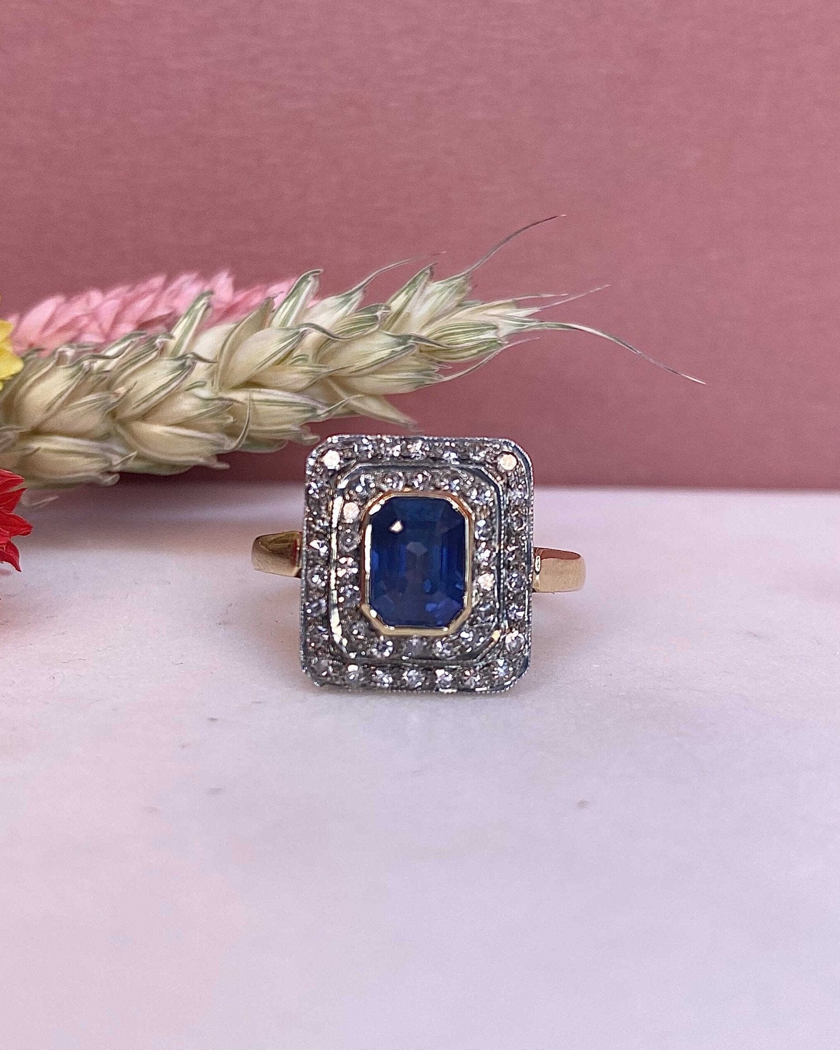 Bague Art - Déco Saphir 1.65 Carat &amp; 44 Diamants "Géraldine" - Elliade Paris