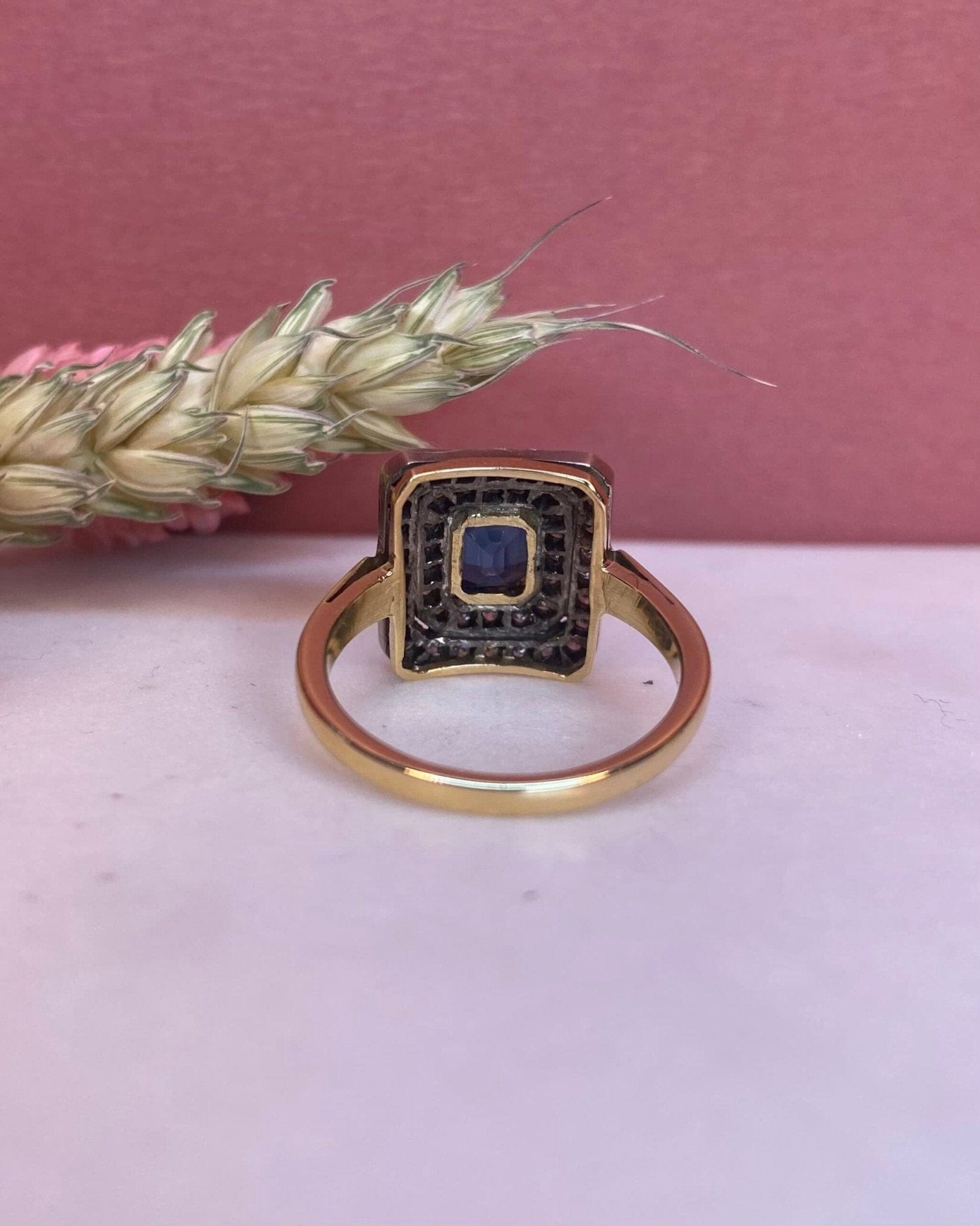 Bague Art - Déco Saphir 1.65 Carat &amp; 44 Diamants "Géraldine" - Elliade Paris