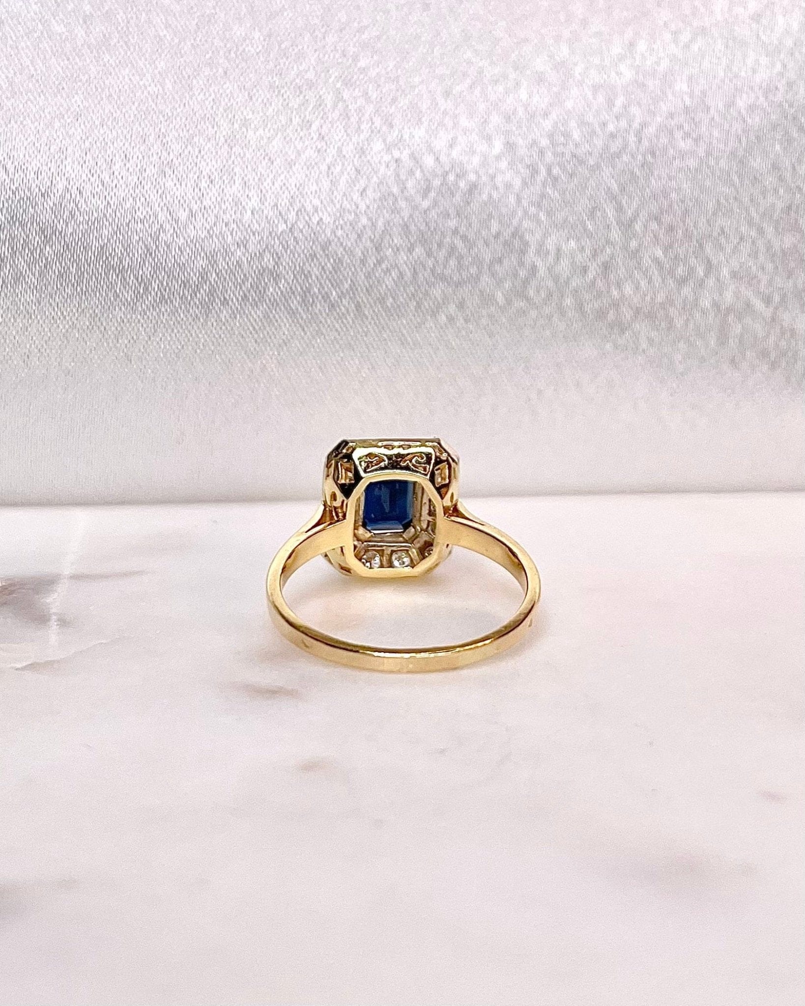 Bague Art - Déco Saphir 1.70 carat &amp; Diamants “Joana” - Elliade Paris