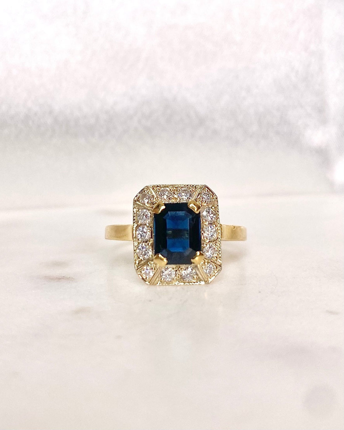 Bague Art - Déco Saphir 1.70 carat &amp; Diamants “Joana” - Elliade Paris