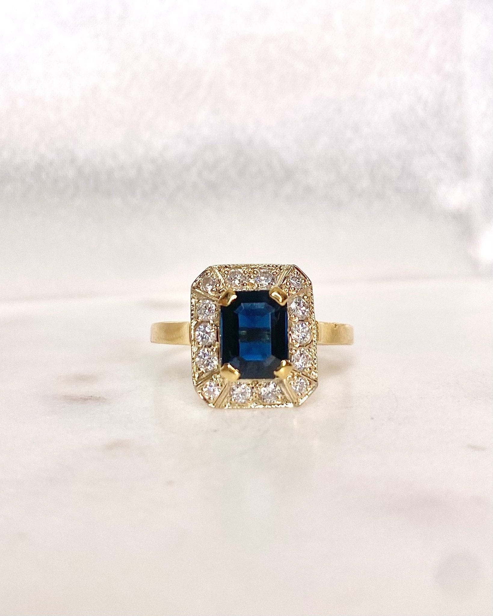 Bague Art - Déco Saphir 1.70 carat &amp; Diamants “Joana” - Elliade Paris