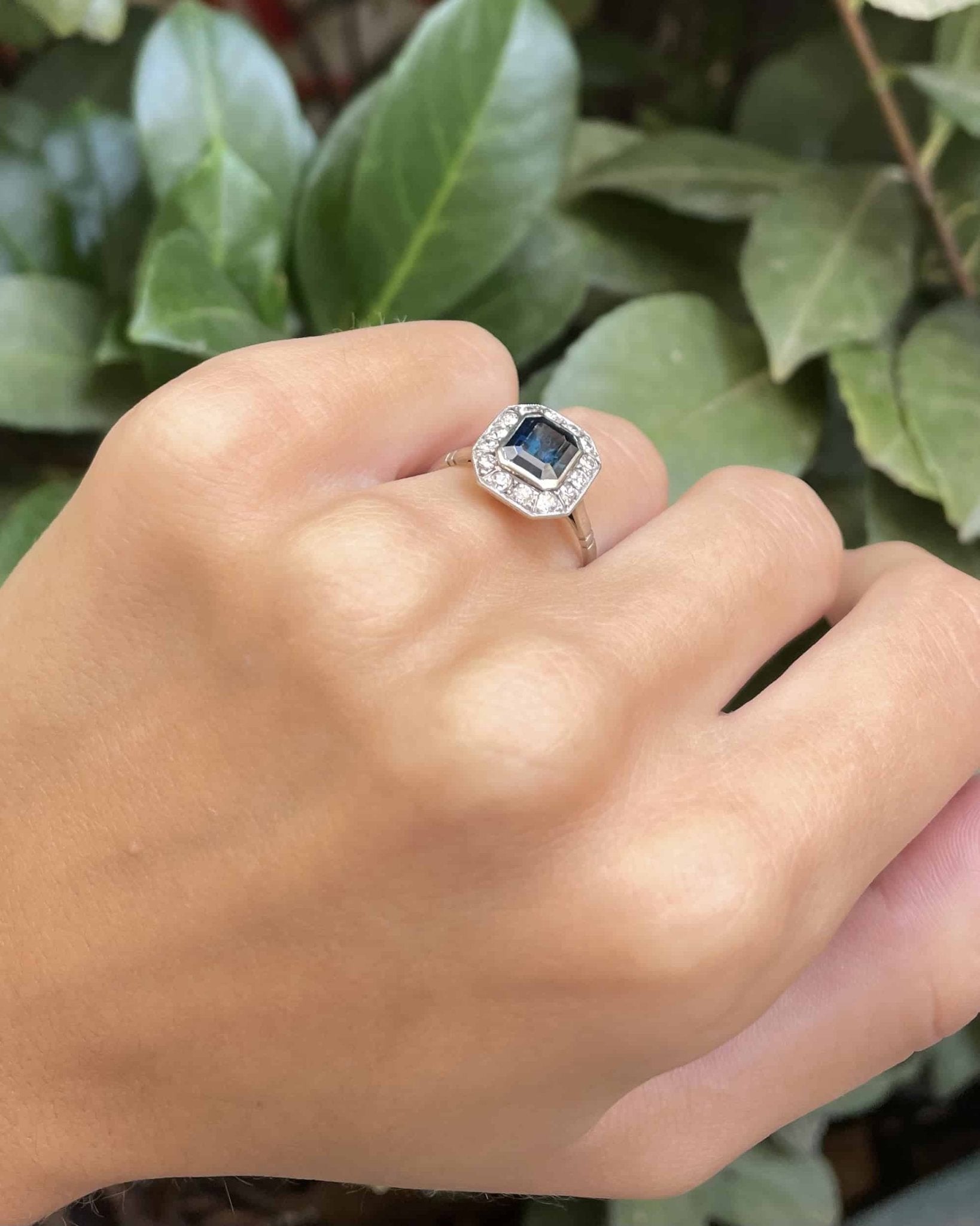 Bague Art - Déco Saphir 1.90 carat &amp; 14 Diamants "Sylvia" - Elliade Paris