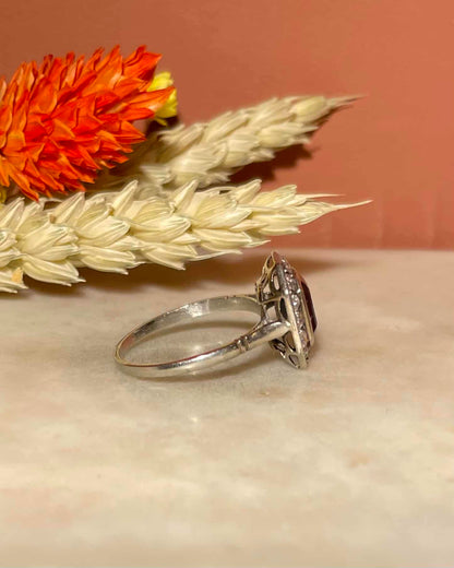 Bague Art - Déco Saphir 1.90 carat &amp; 14 Diamants &quot;Sylvia&quot; - Elliade Paris