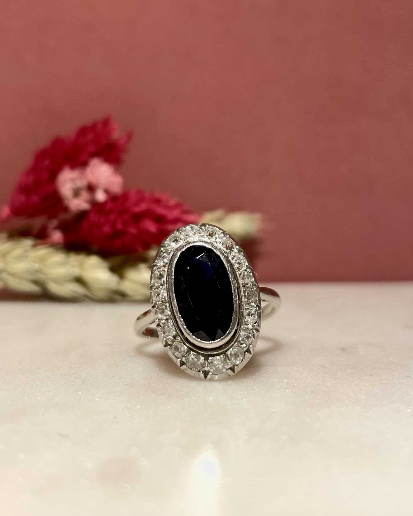 Bague Art - Déco Saphir 2 carats &amp; 18 Diamants "Phoebe" - Elliade Paris