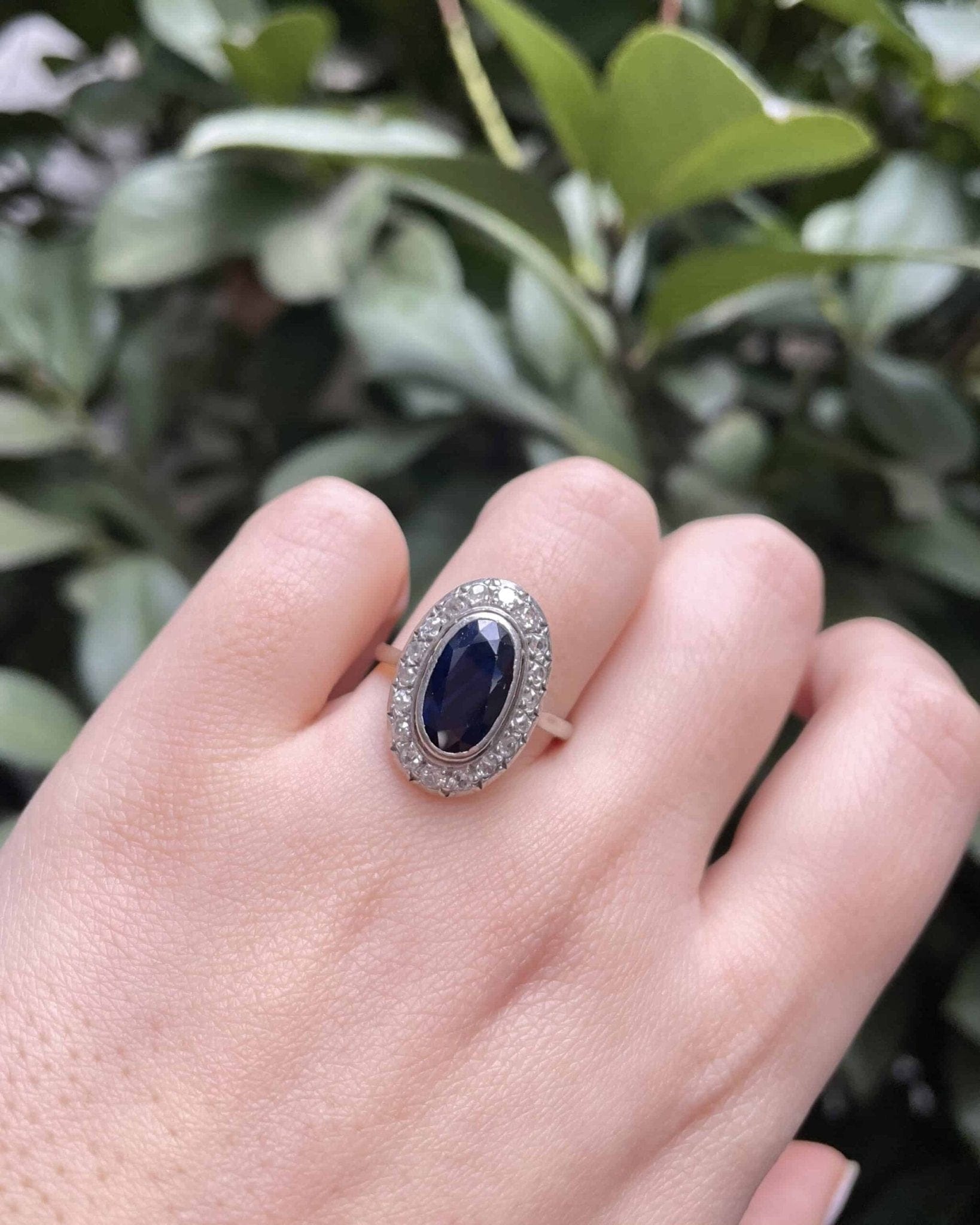 Bague Art - Déco Saphir 2 carats &amp; 18 Diamants "Phoebe" - Elliade Paris