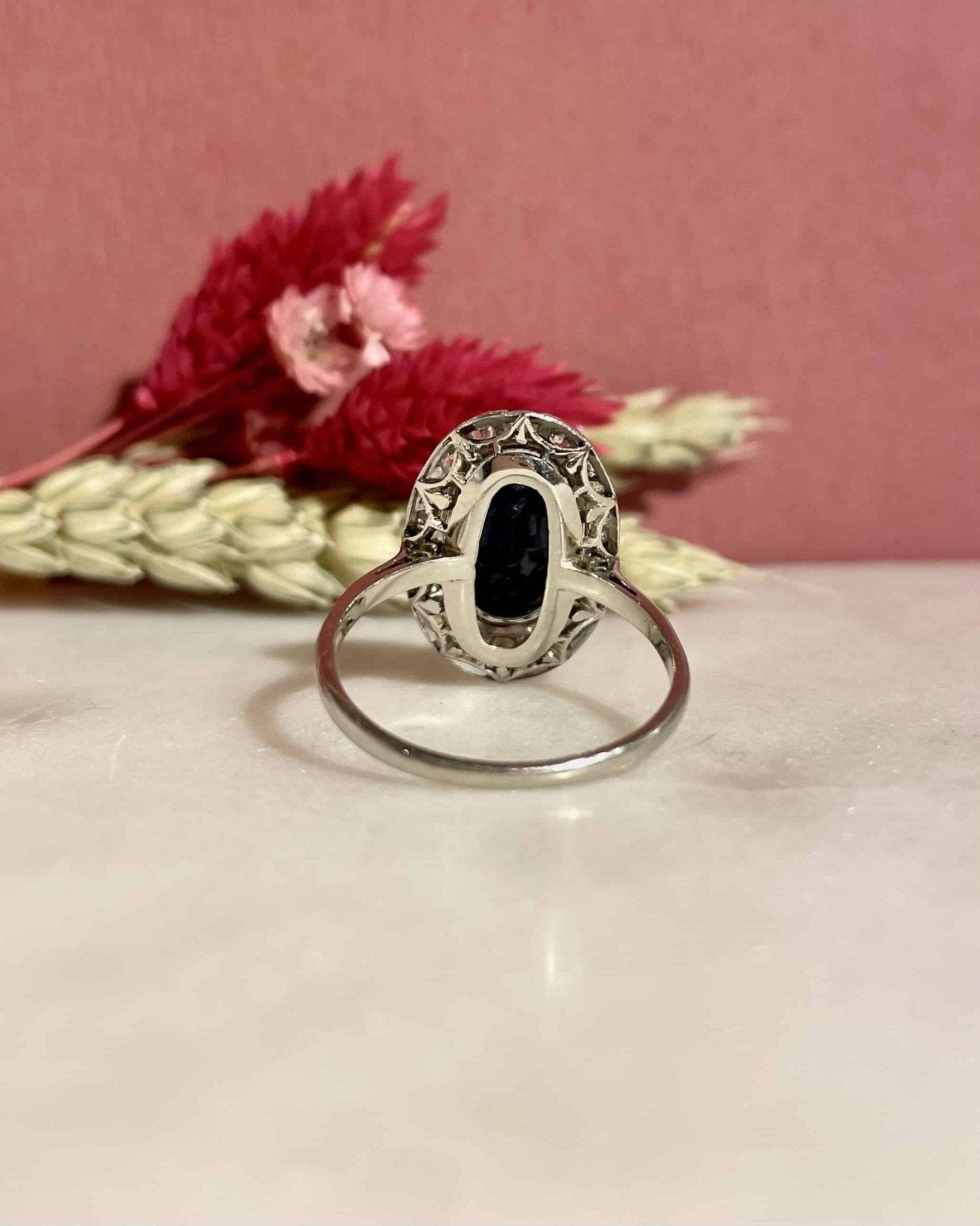 Bague Art - Déco Saphir 2 carats &amp; 18 Diamants "Phoebe" - Elliade Paris