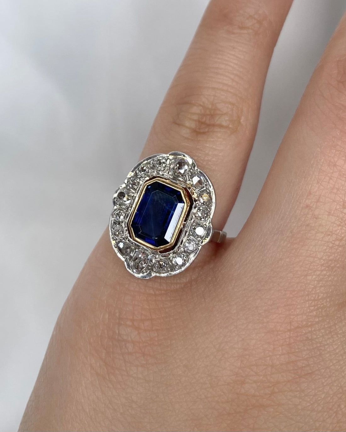 Bague Art - Déco Saphir 2.30 carats &amp; Diamants 0.70 carat "Flore" - Elliade Paris