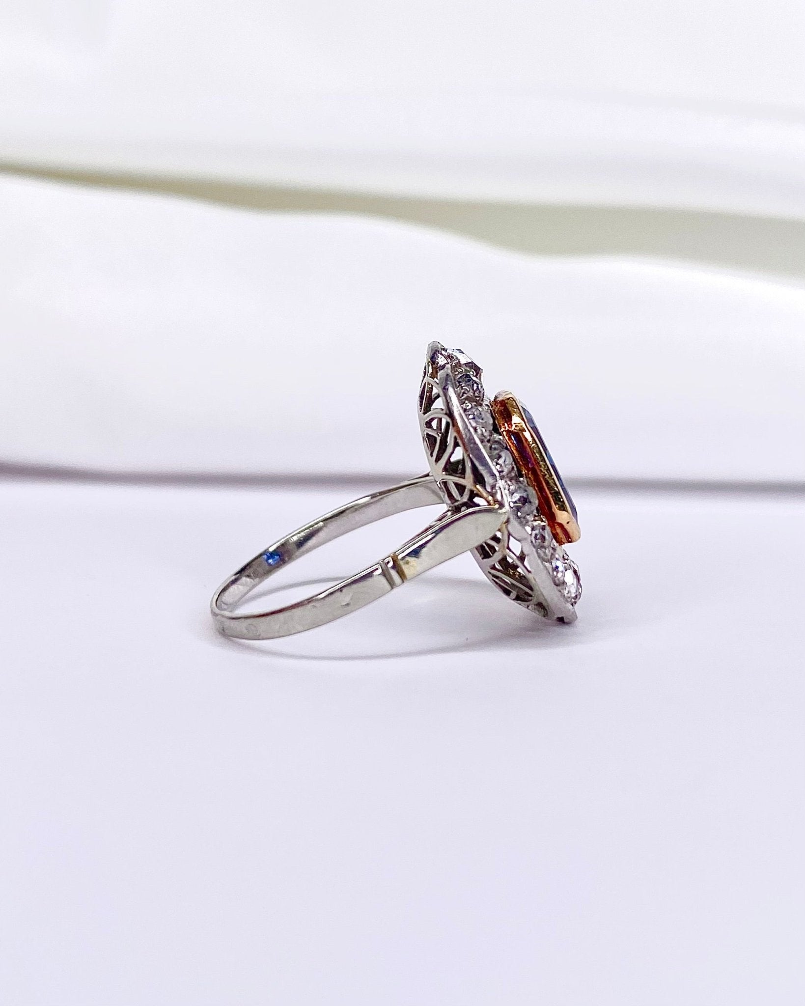 Bague Art - Déco Saphir 2.30 carats &amp; Diamants 0.70 carat "Flore" - Elliade Paris