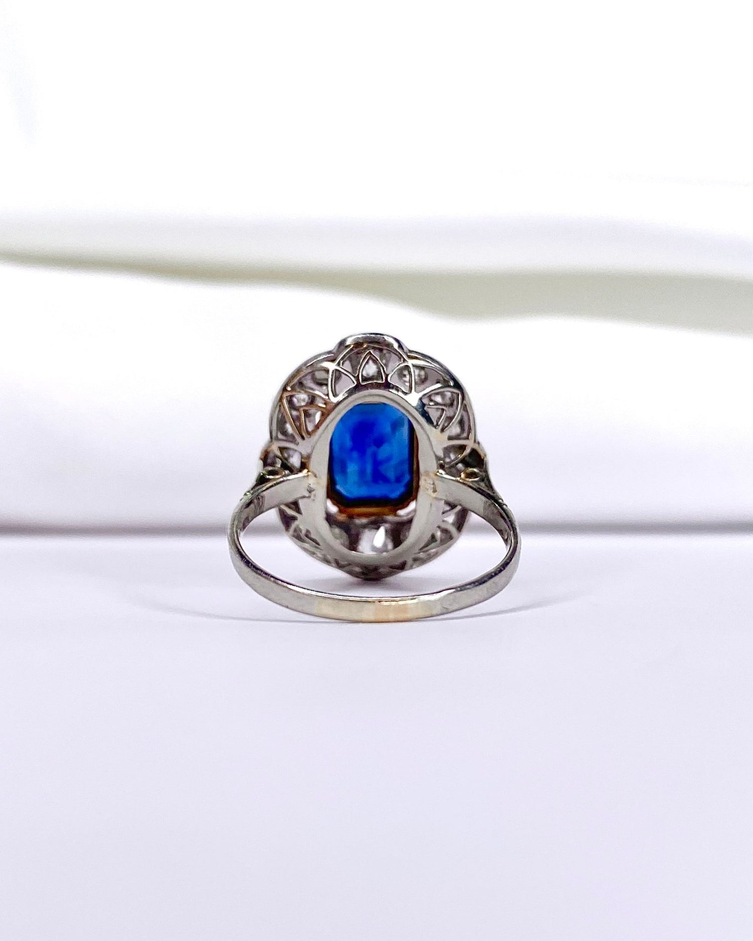 Bague Art - Déco Saphir 2.30 carats &amp; Diamants 0.70 carat "Flore" - Elliade Paris