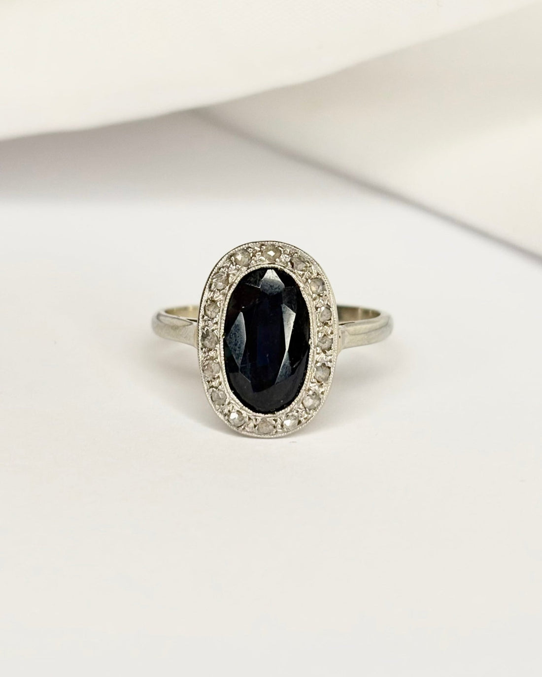 Bague Art Déco Saphir 2.42 carats &amp; 16 Diamants &quot;Ymir&quot; - Elliade Paris