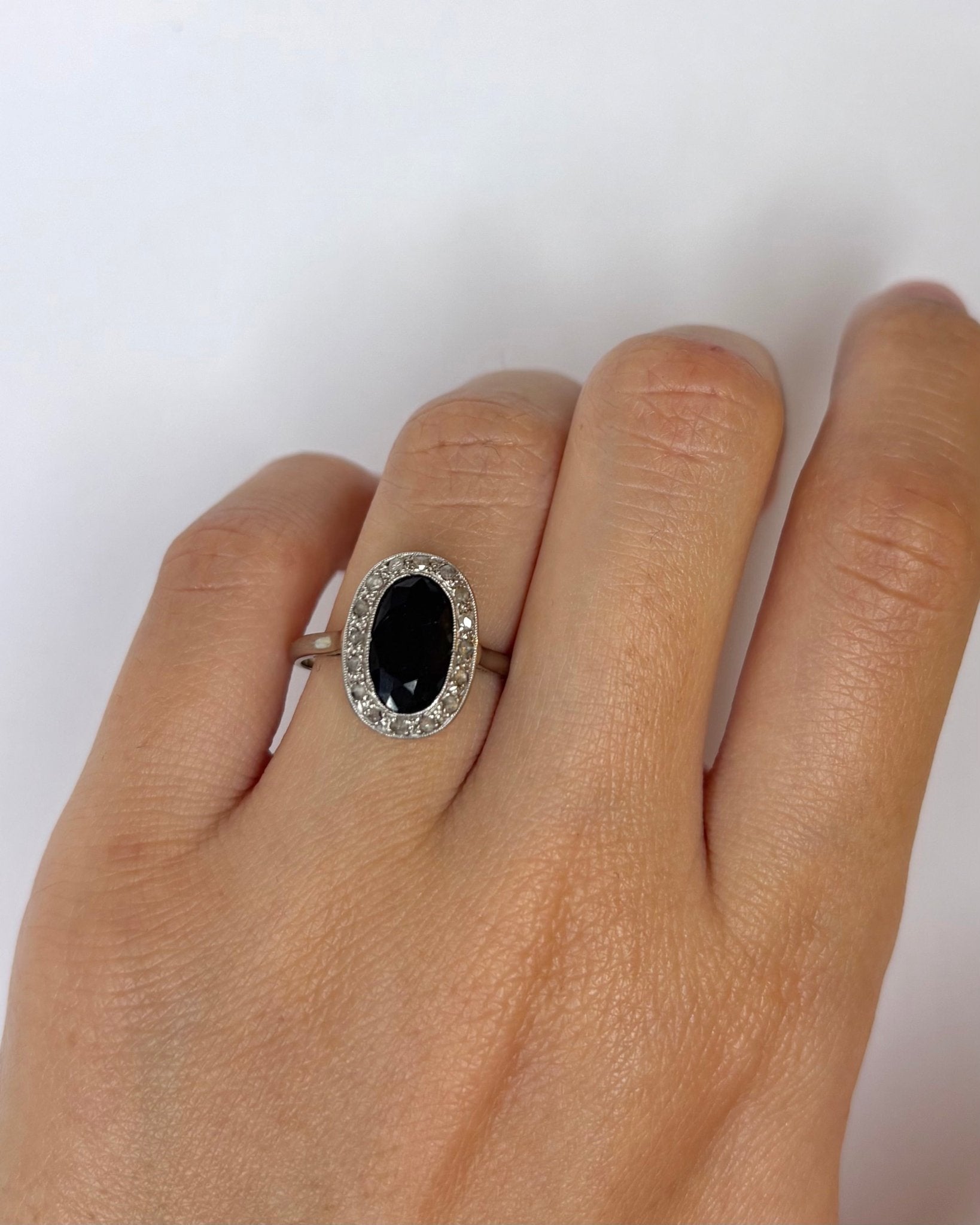 Bague Art Déco Saphir 2.42 carats &amp; 16 Diamants "Ymir" - Elliade Paris