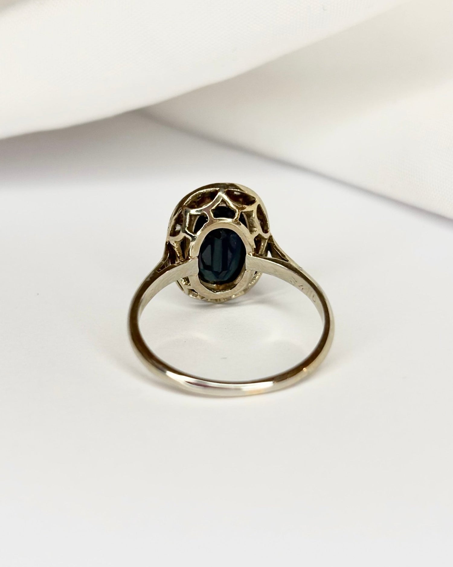 Bague Art Déco Saphir 2.42 carats &amp; 16 Diamants &quot;Ymir&quot; - Elliade Paris