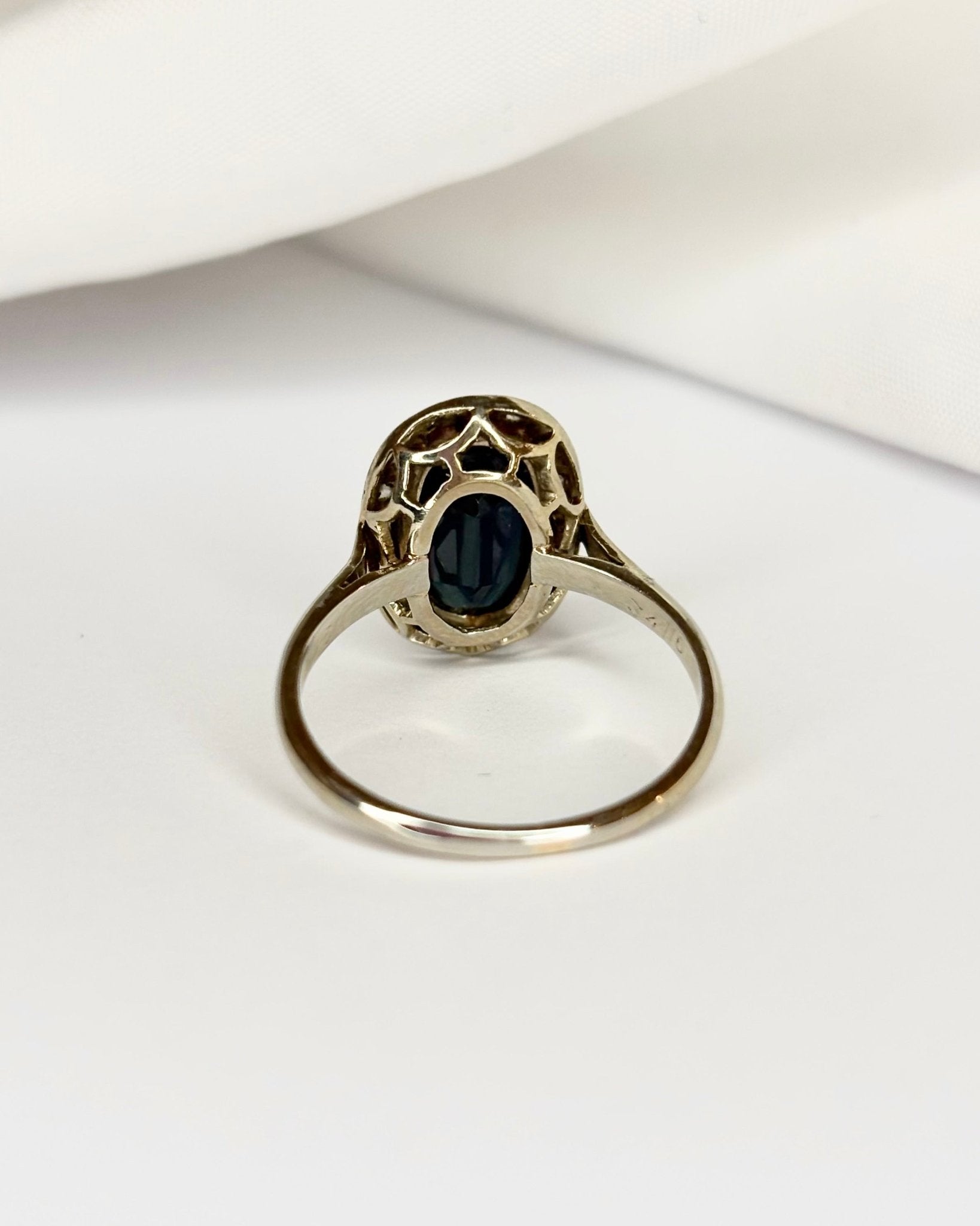 Bague Art Déco Saphir 2.42 carats &amp; 16 Diamants "Ymir" - Elliade Paris