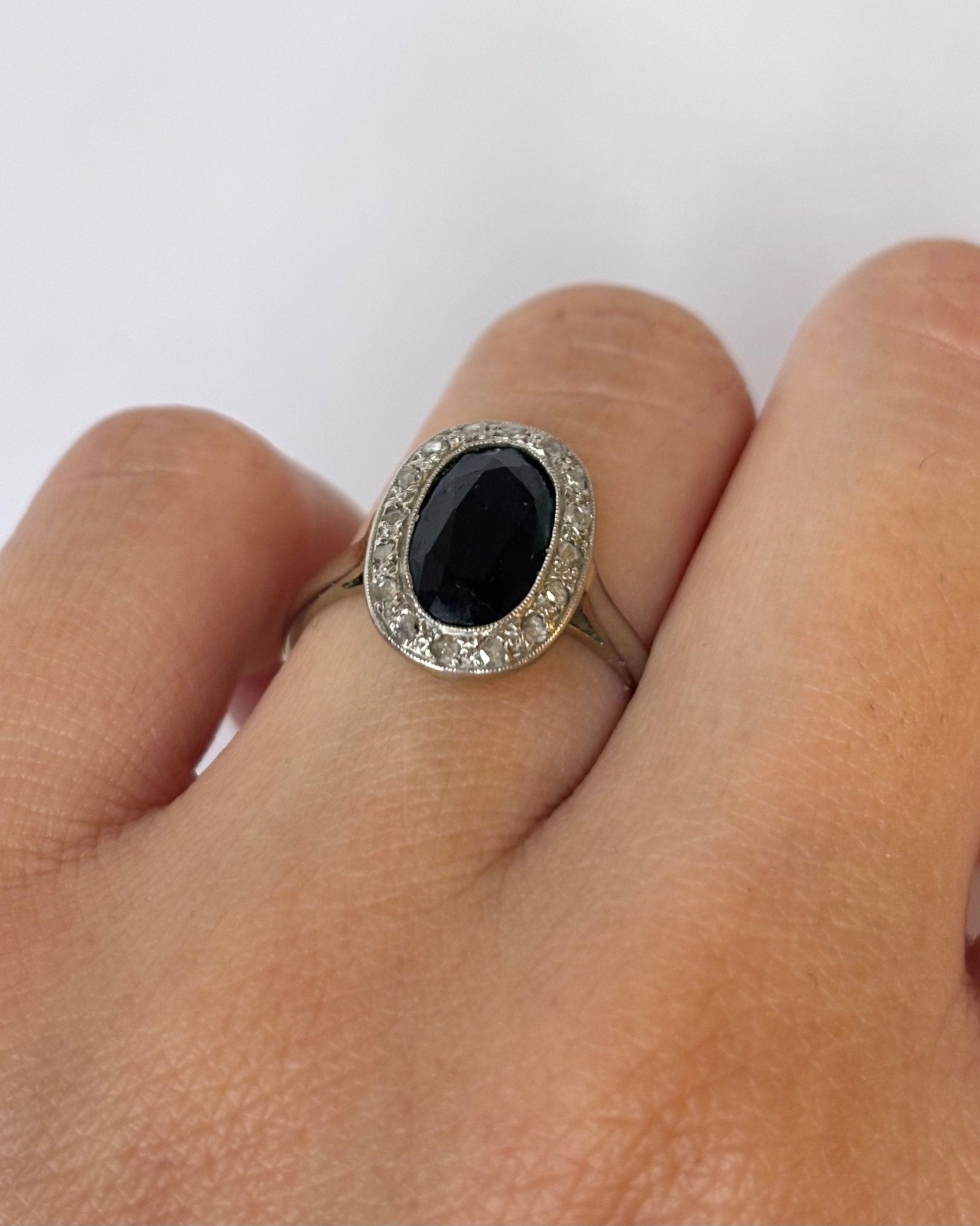 Bague Art Déco Saphir 2.42 carats &amp; 16 Diamants "Ymir" - Elliade Paris