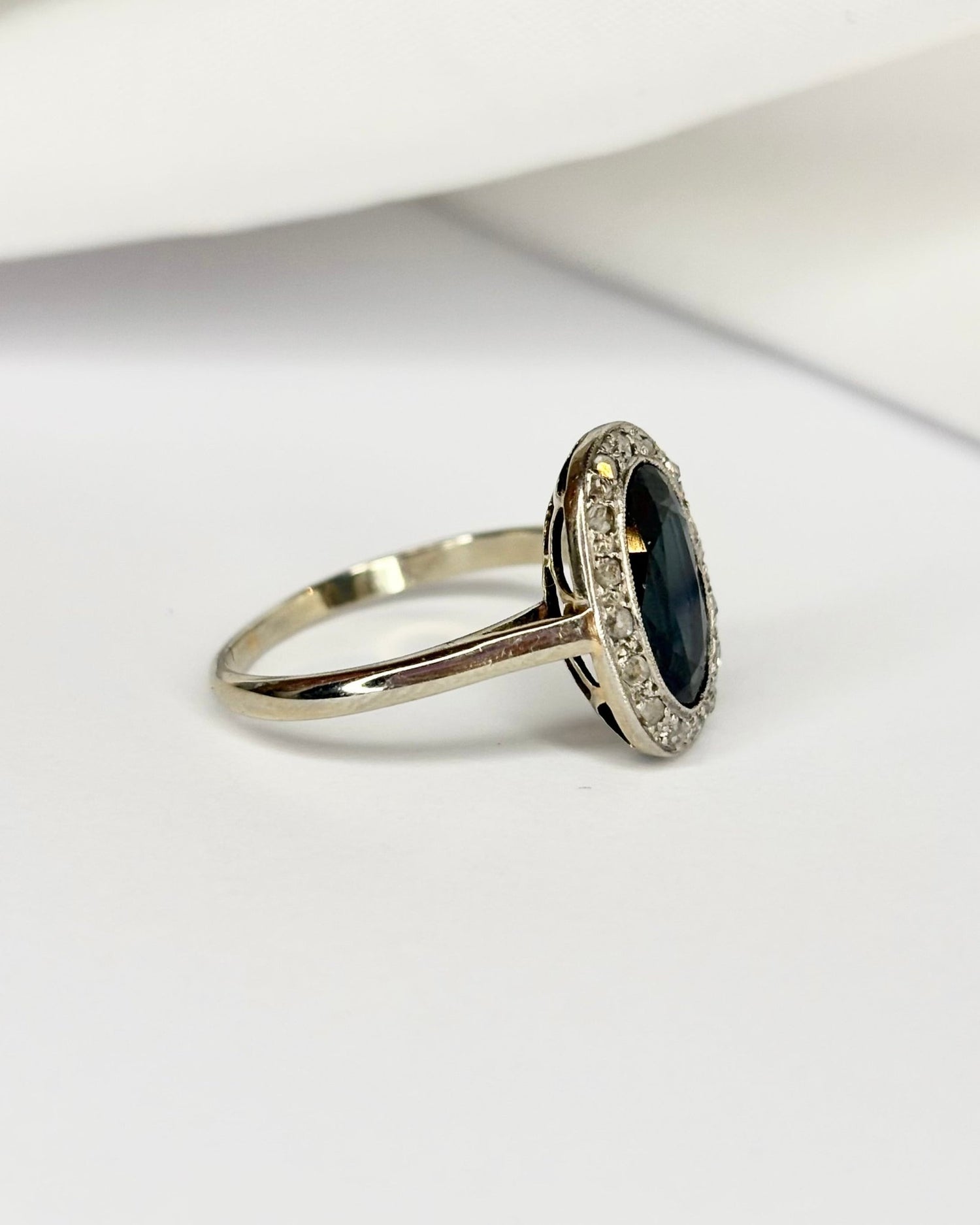 Bague Art Déco Saphir 2.42 carats &amp; 16 Diamants &quot;Ymir&quot; - Elliade Paris