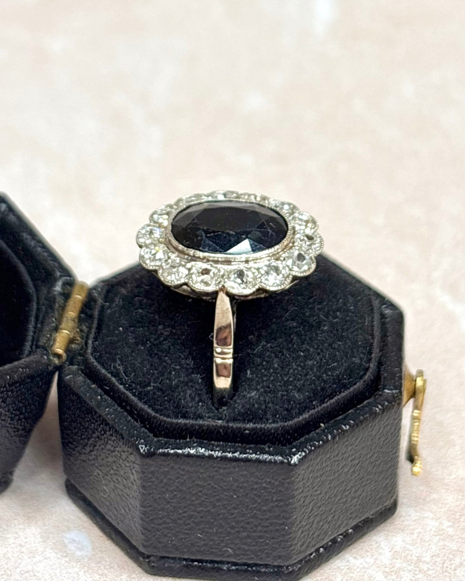 Bague Art - Déco Saphir 2.60 carats &amp; Diamants 0.56 carat "Ornella" - Elliade Paris