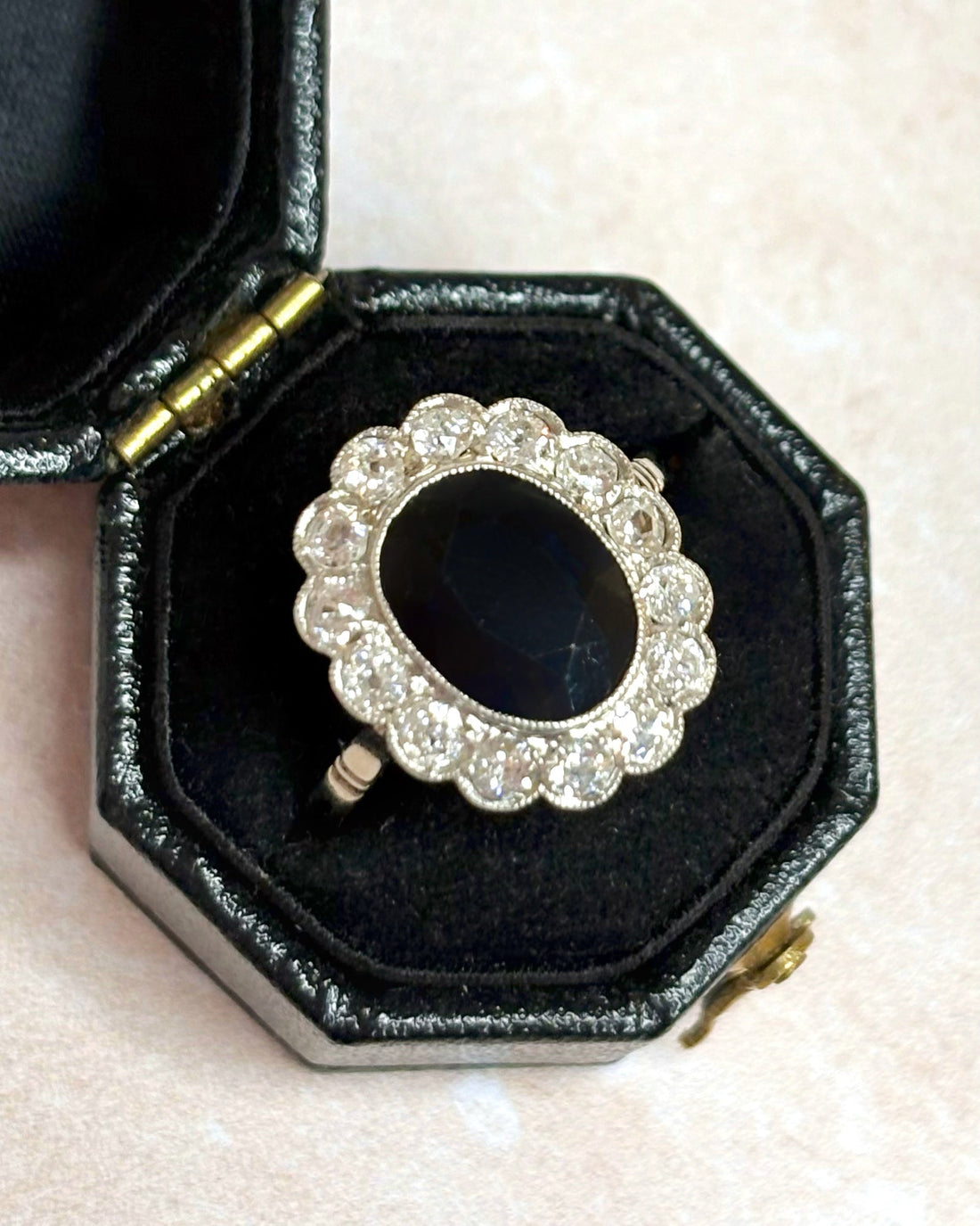 Bague Art - Déco Saphir 2.60 carats &amp; Diamants 0.56 carat "Ornella" - Elliade Paris