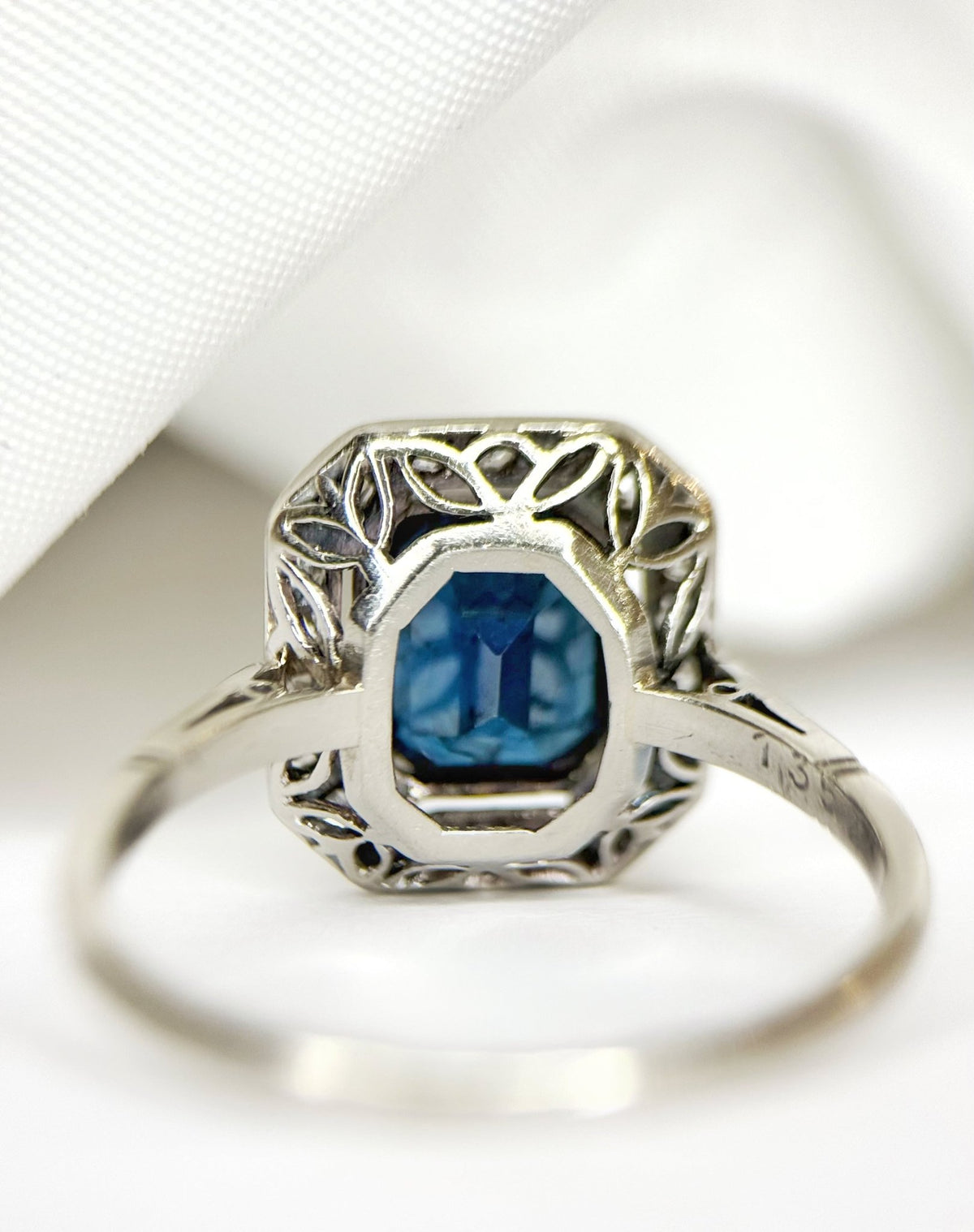 Bague Art-Déco Saphir 2.62 carats &amp; Diamants 0.22 carat 4.45g "Laure" - Elliade Paris