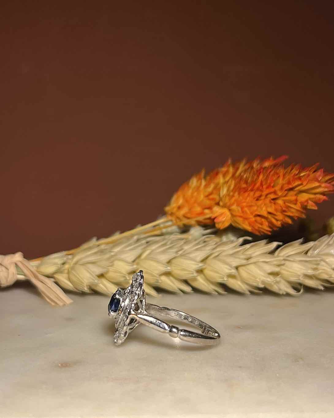 Bague Art Deco Saphir &amp; 34 Diamants &quot;Elijah&quot; - Elliade Paris