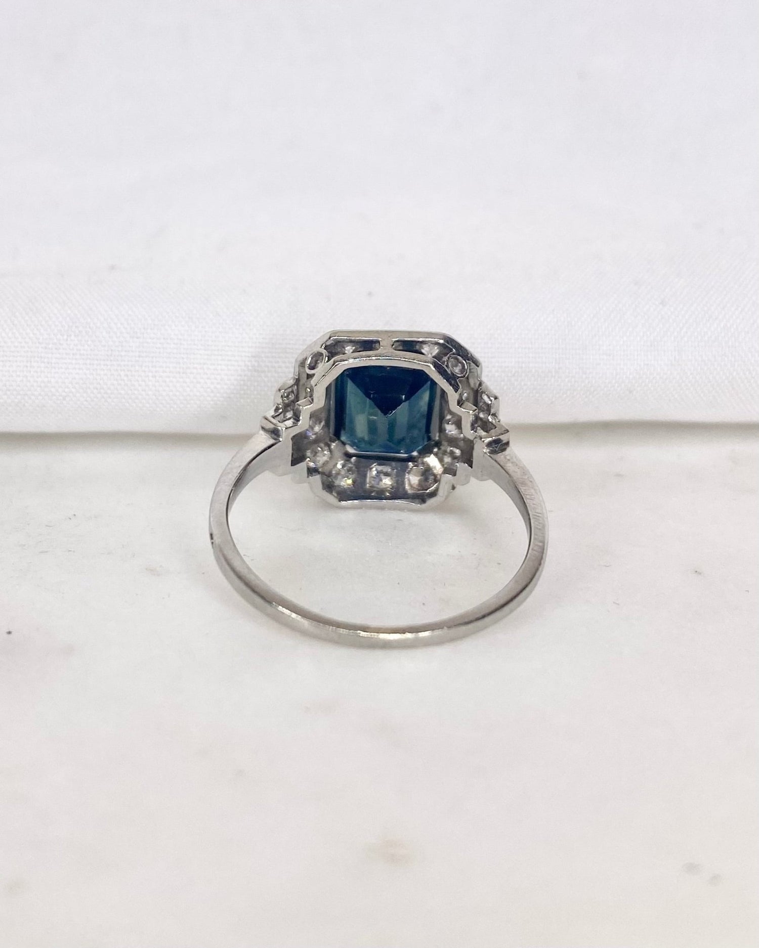 Bague Art déco Saphir 4 carats &amp; Diamants 1 carat &quot;Amy&quot; - Elliade Paris