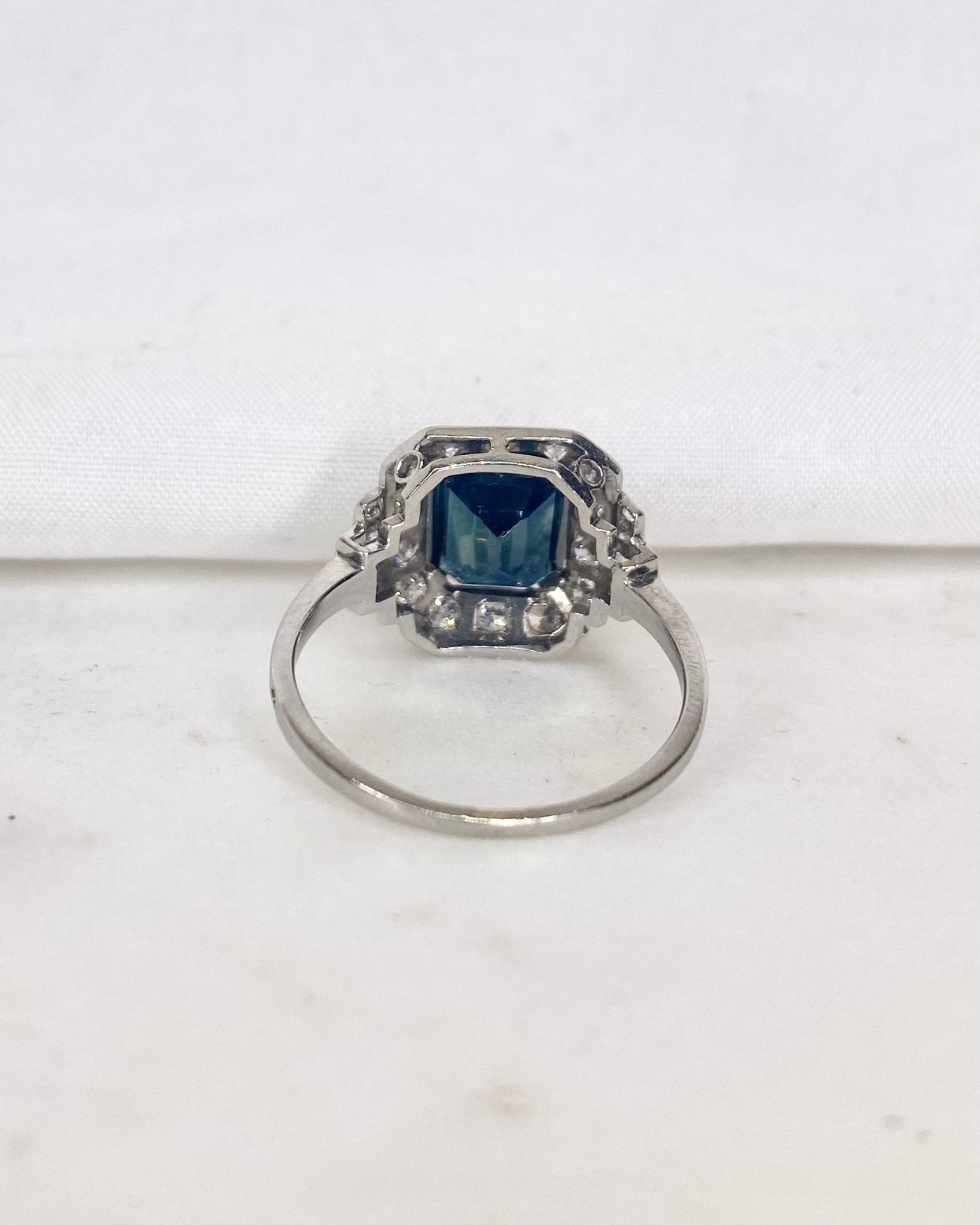 Bague Art déco Saphir 4 carats &amp; Diamants 1 carat &quot;Amy&quot; - Elliade Paris