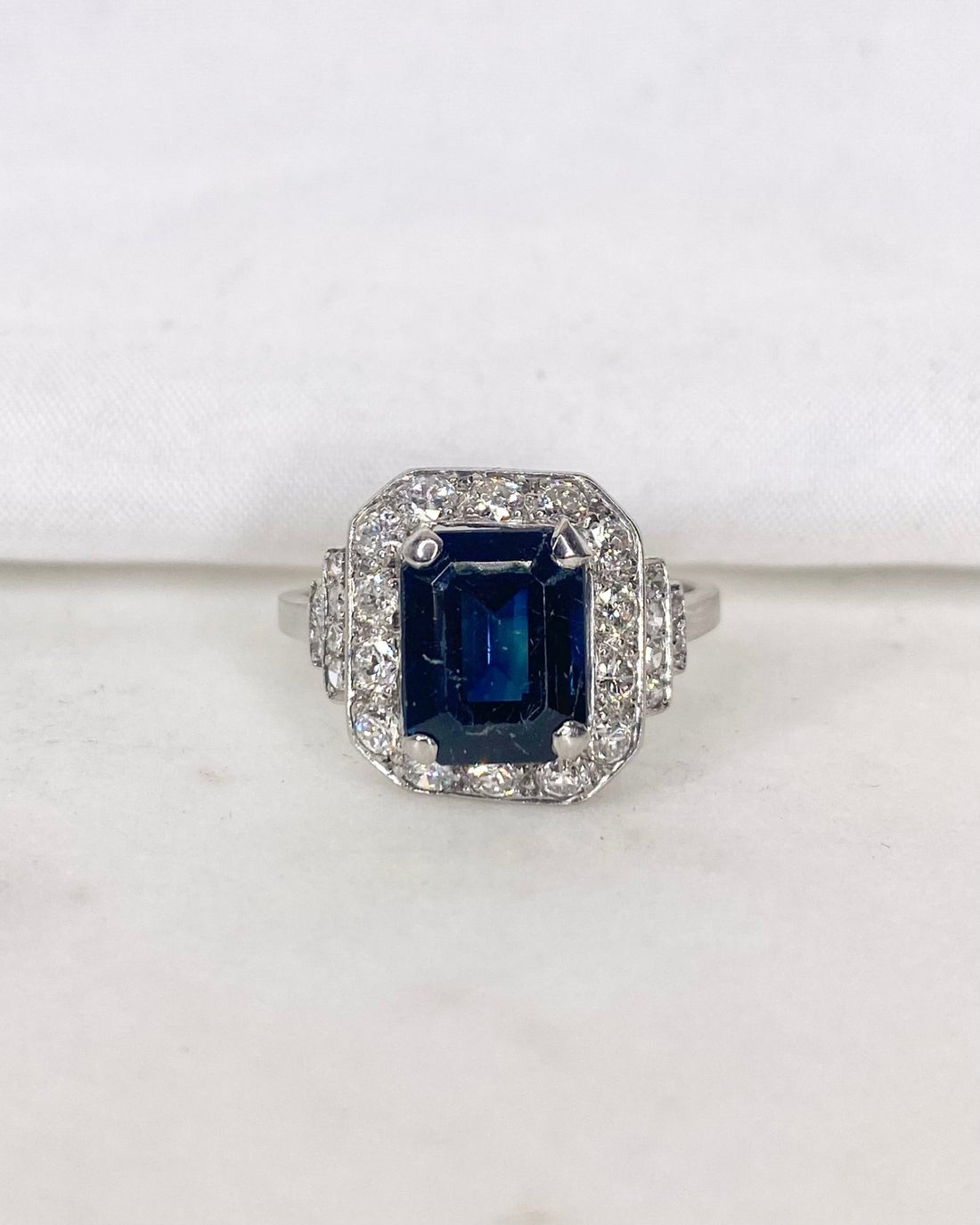 Bague Art déco Saphir 4 carats &amp; Diamants 1 carat &quot;Amy&quot; - Elliade Paris