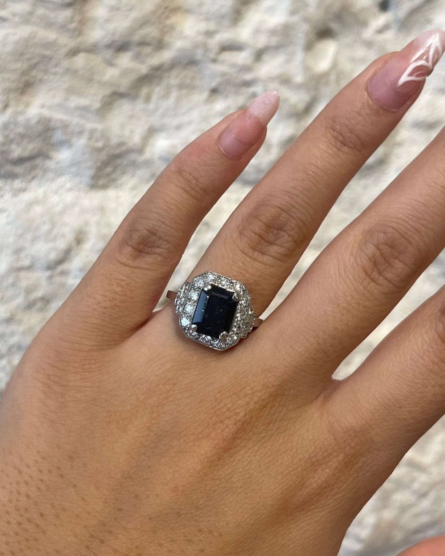 Bague Art déco Saphir 4 carats &amp; Diamants 1 carat &quot;Amy&quot; - Elliade Paris