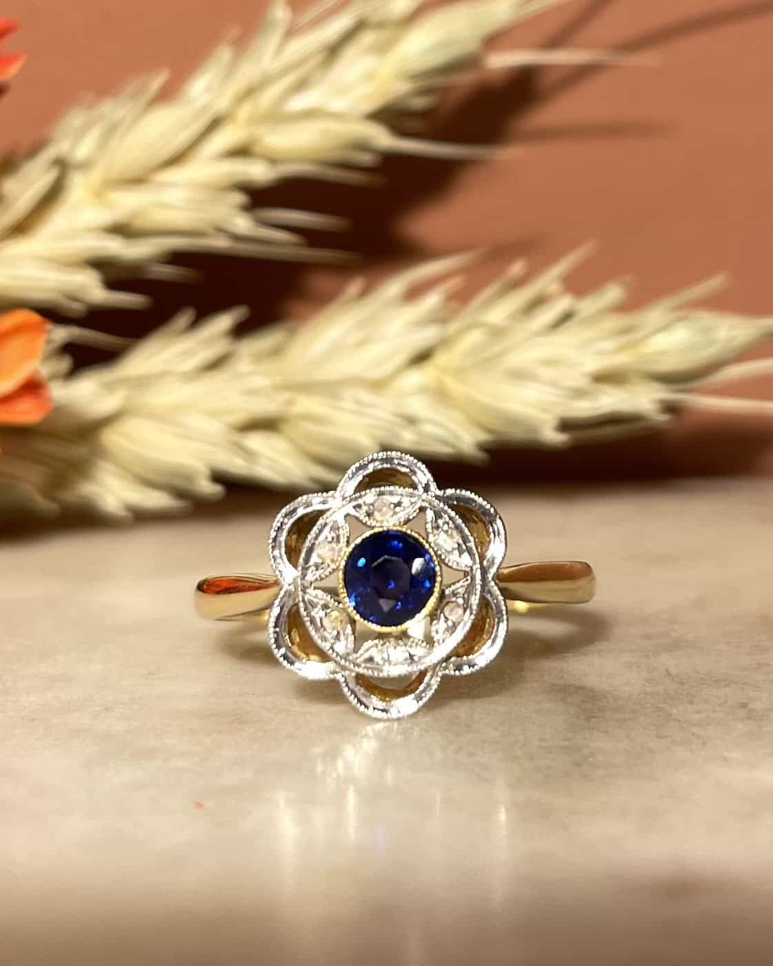 Bague Art - Déco Saphir &amp; Diamants « Sandrane » - Elliade Paris