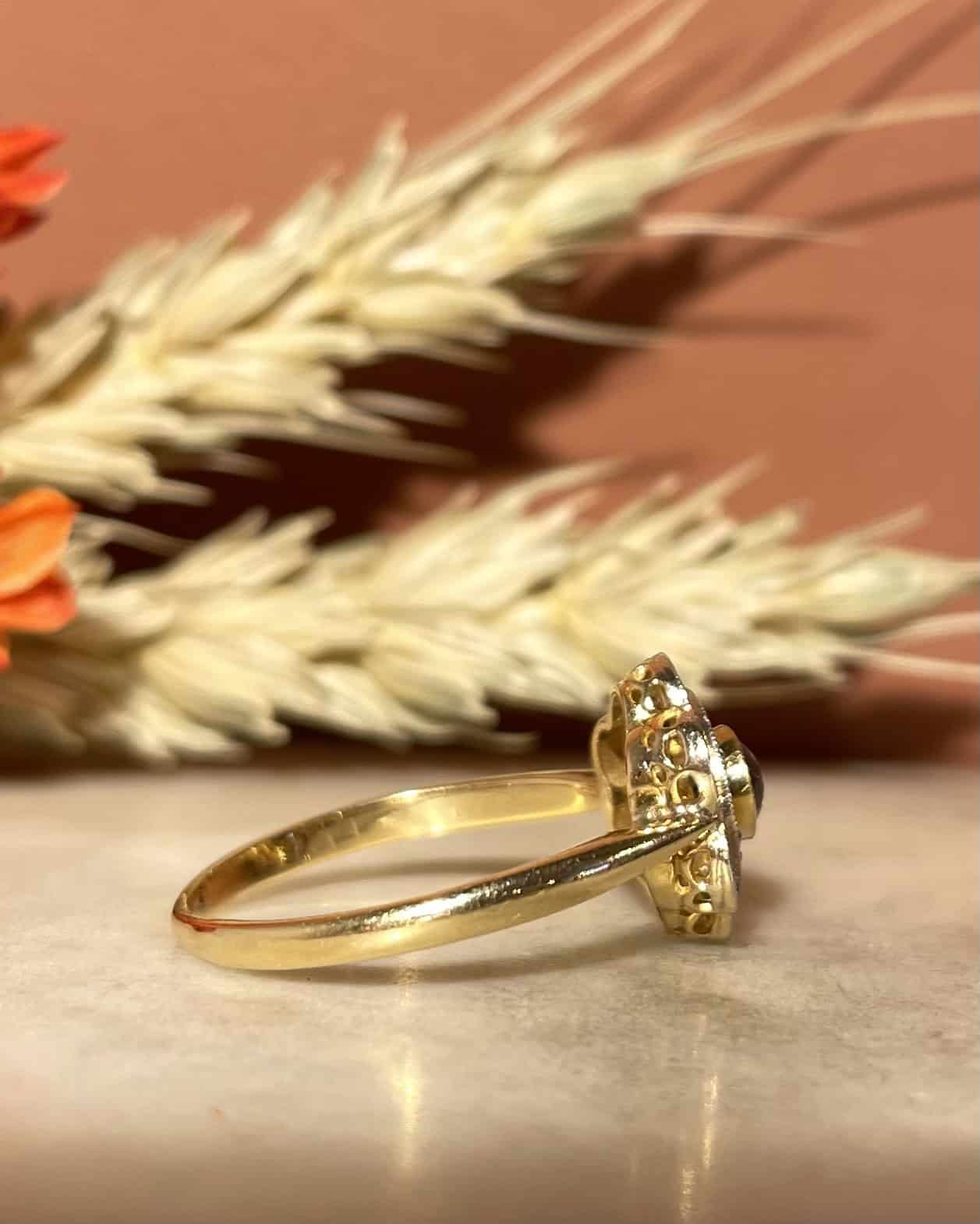 Bague Art - Déco Saphir &amp; Diamants « Sandrane » - Elliade Paris