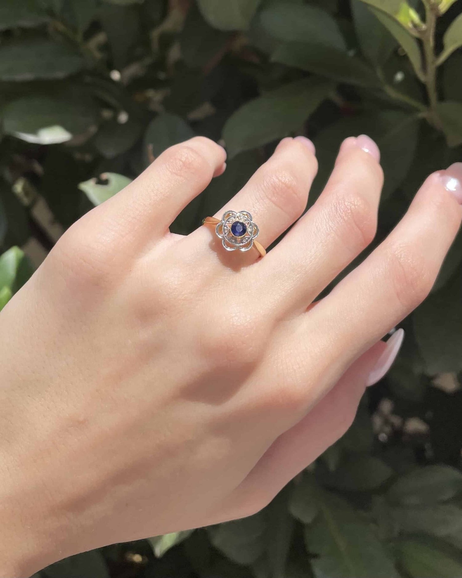 Bague Art - Déco Saphir &amp; Diamants « Sandrane » - Elliade Paris