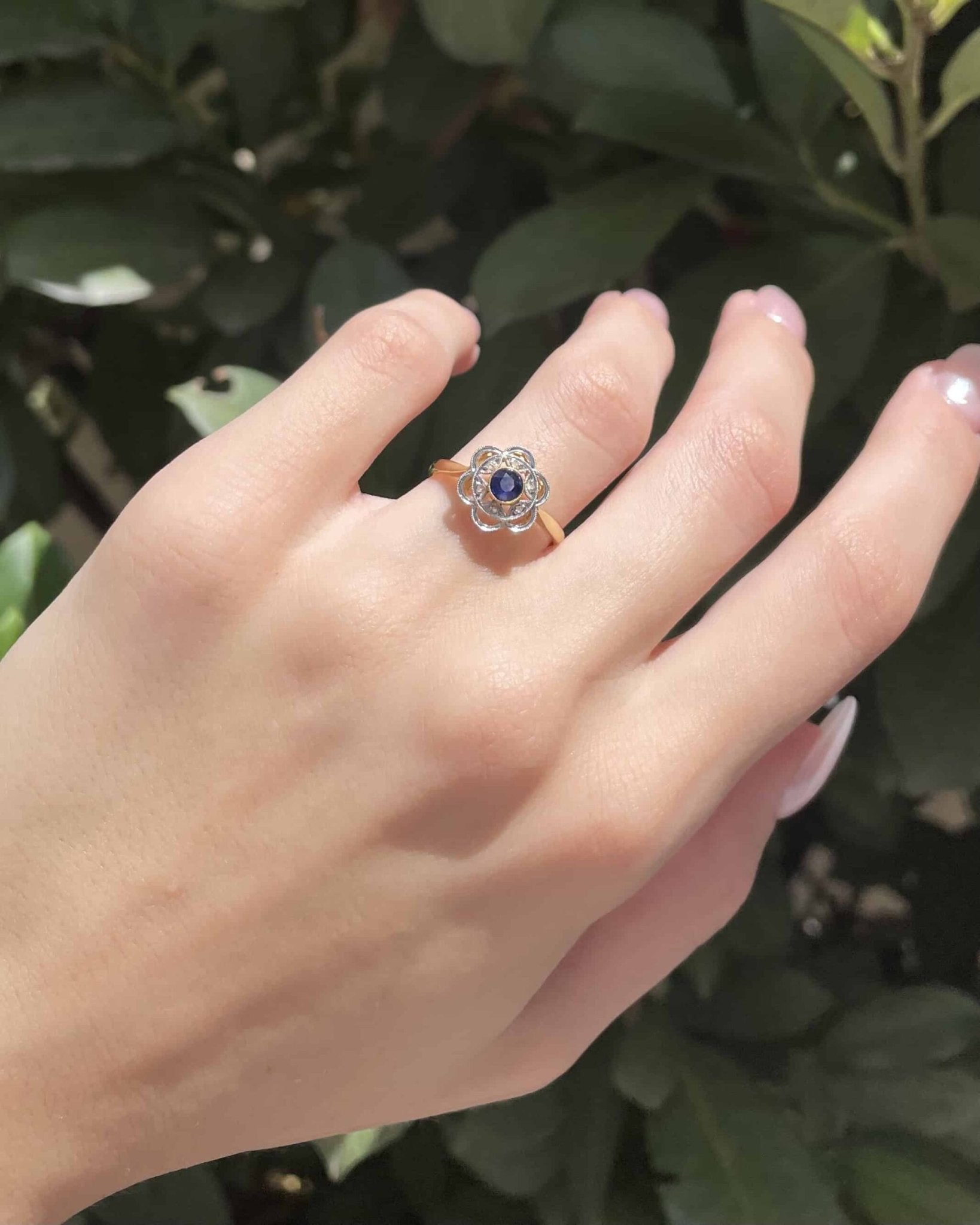 Bague Art - Déco Saphir &amp; Diamants « Sandrane » - Elliade Paris