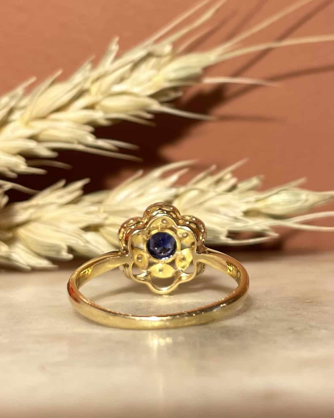 Bague Art - Déco Saphir &amp; Diamants « Sandrane » - Elliade Paris
