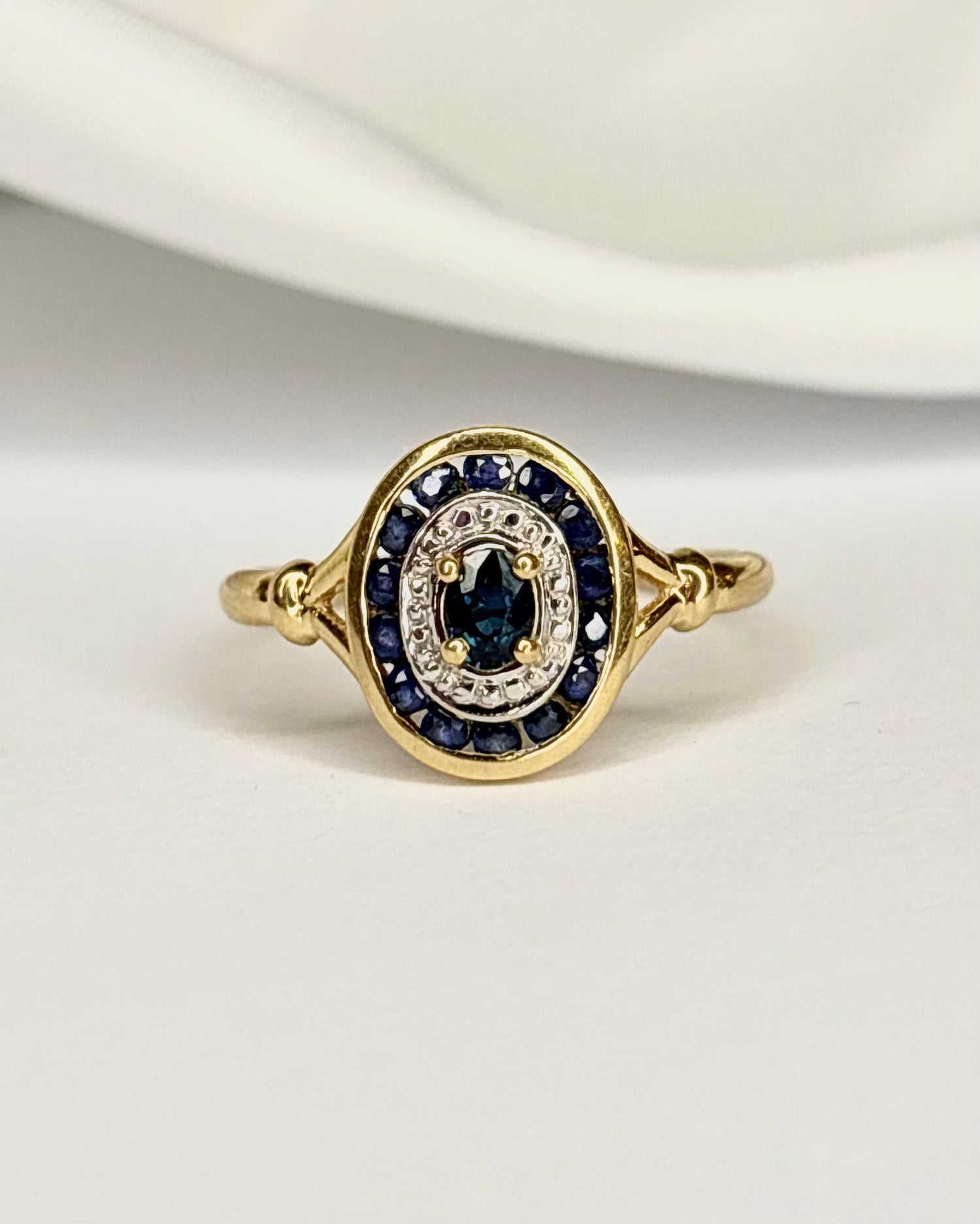 Bague Art Déco Saphirs 0.52 carat "Cindy" - Elliade Paris