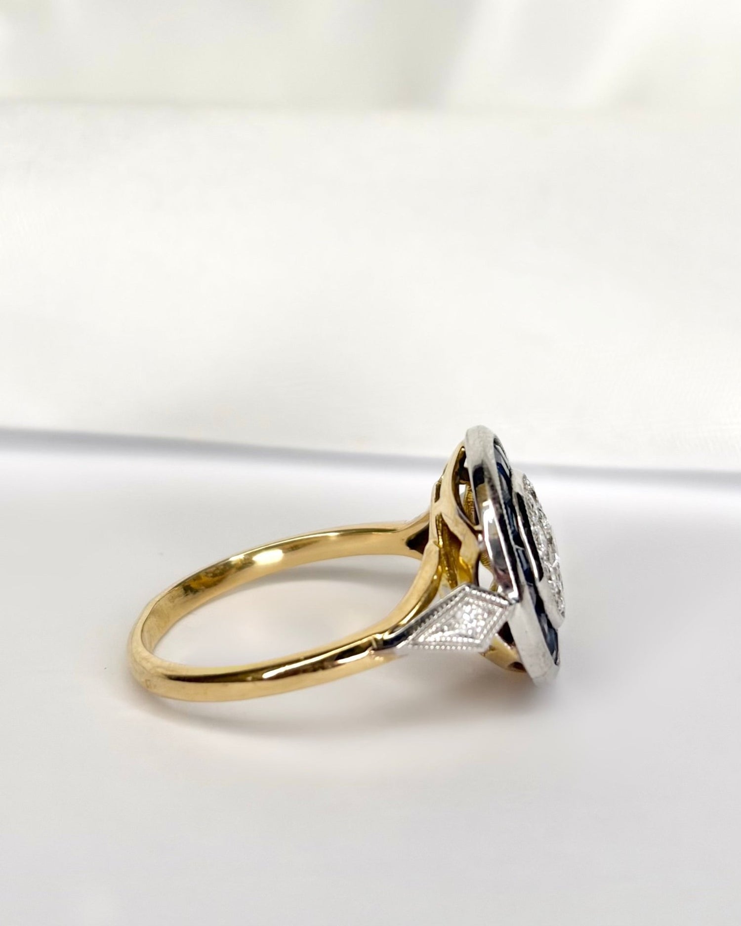 Bague Art Déco Saphirs 0.80 carat &amp; Diamants 0.36 carat "Zita" - Elliade Paris