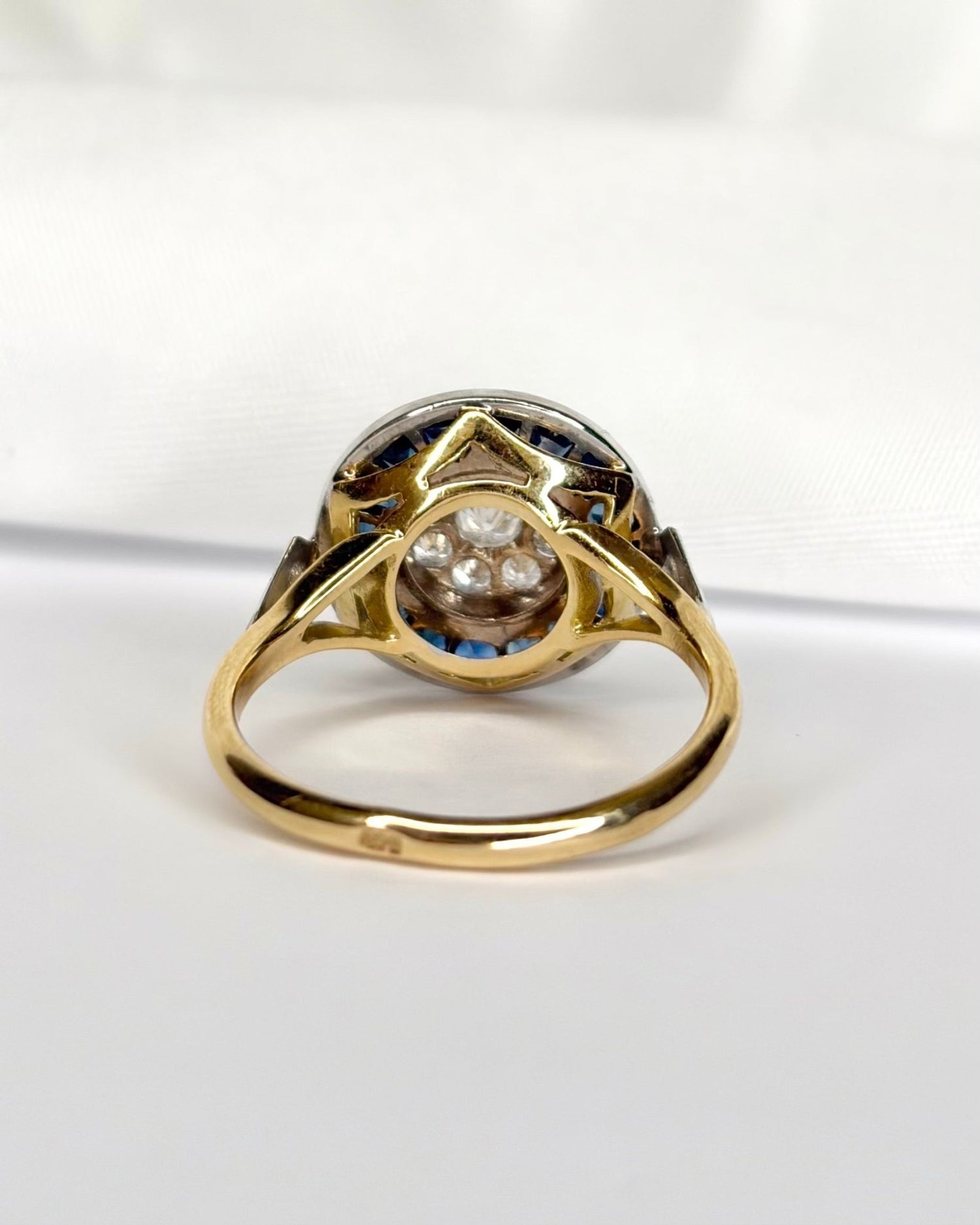 Bague Art Déco Saphirs 0.80 carat &amp; Diamants 0.36 carat "Zita" - Elliade Paris