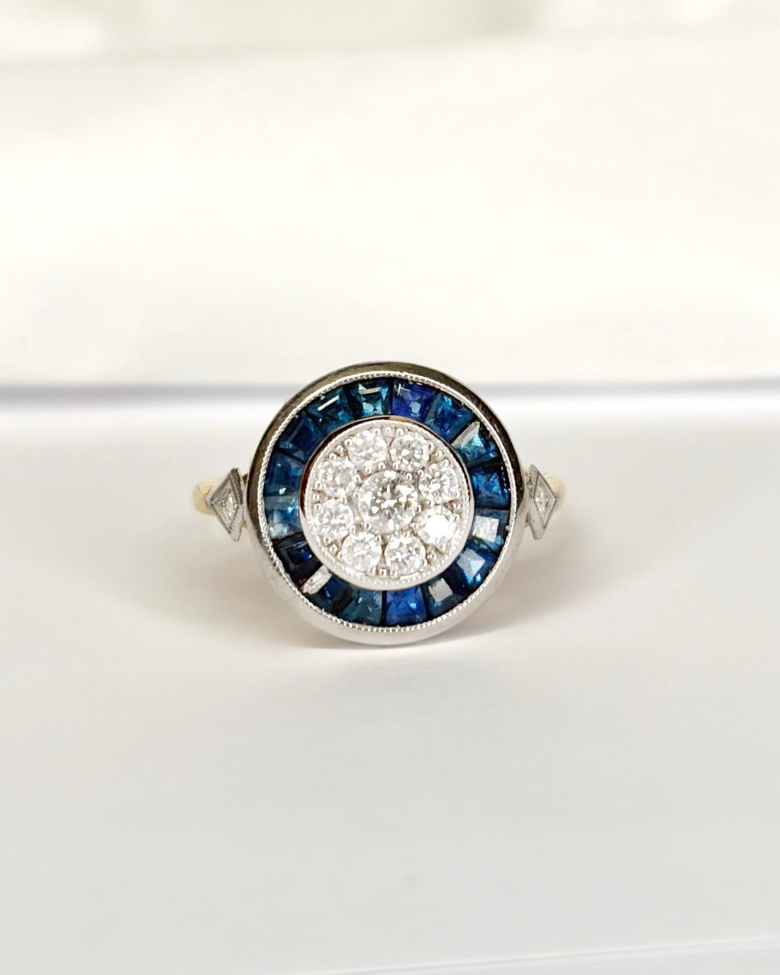 Bague Art Déco Saphirs 0.80 carat &amp; Diamants 0.36 carat "Zita" - Elliade Paris