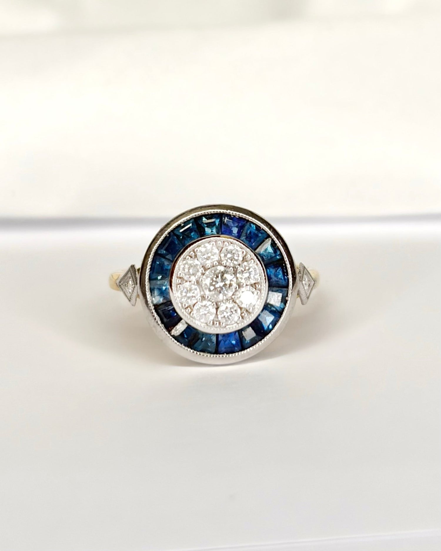 Bague Art Déco Saphirs 0.80 carat &amp; Diamants 0.36 carat "Zita" - Elliade Paris