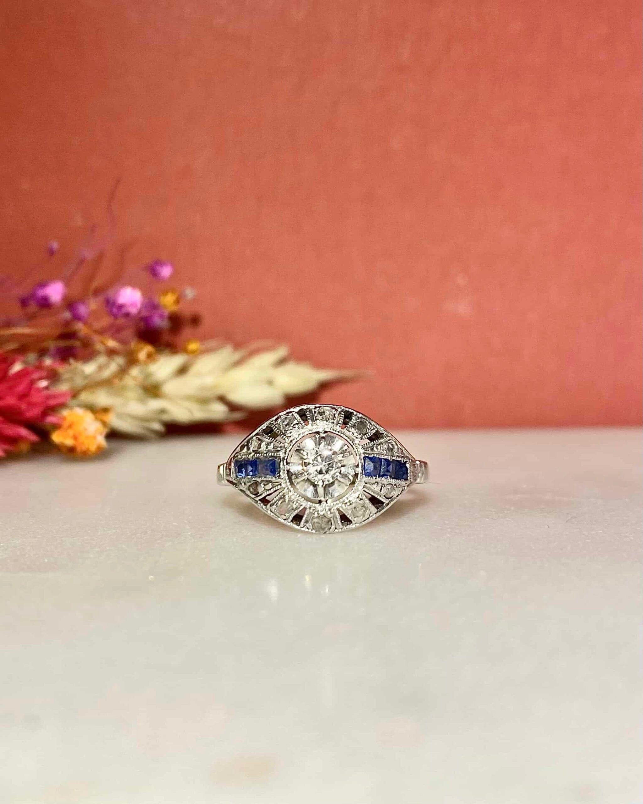 Anillo Art Déco de zafiro y diamantes "Kimy"