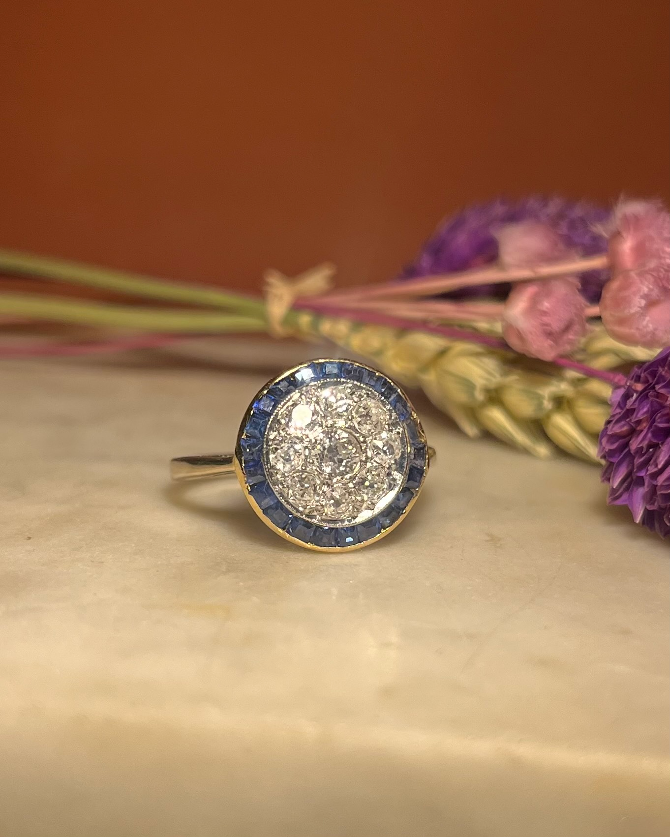 Anillo Art Déco de zafiro y diamantes "Prisma"